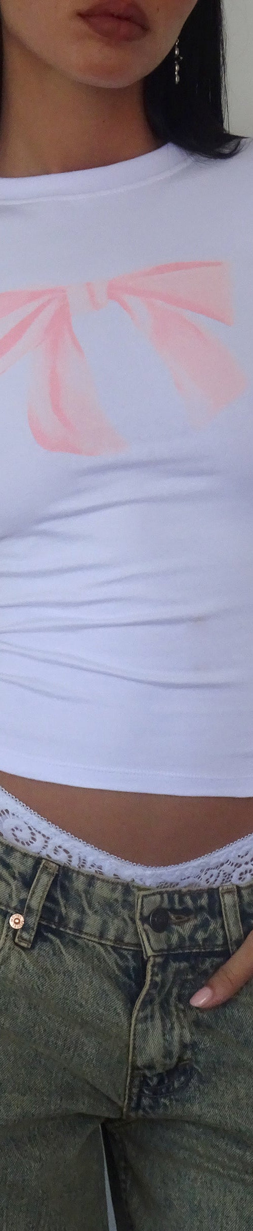 Image de Sutin Tee en blanc avec impression de nœud rose