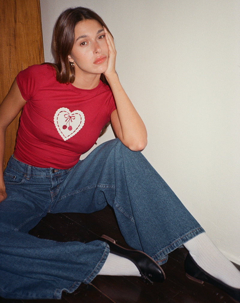 Image de Sutin Baby Tee en Adrenaline Red avec Cherry Heart brodé