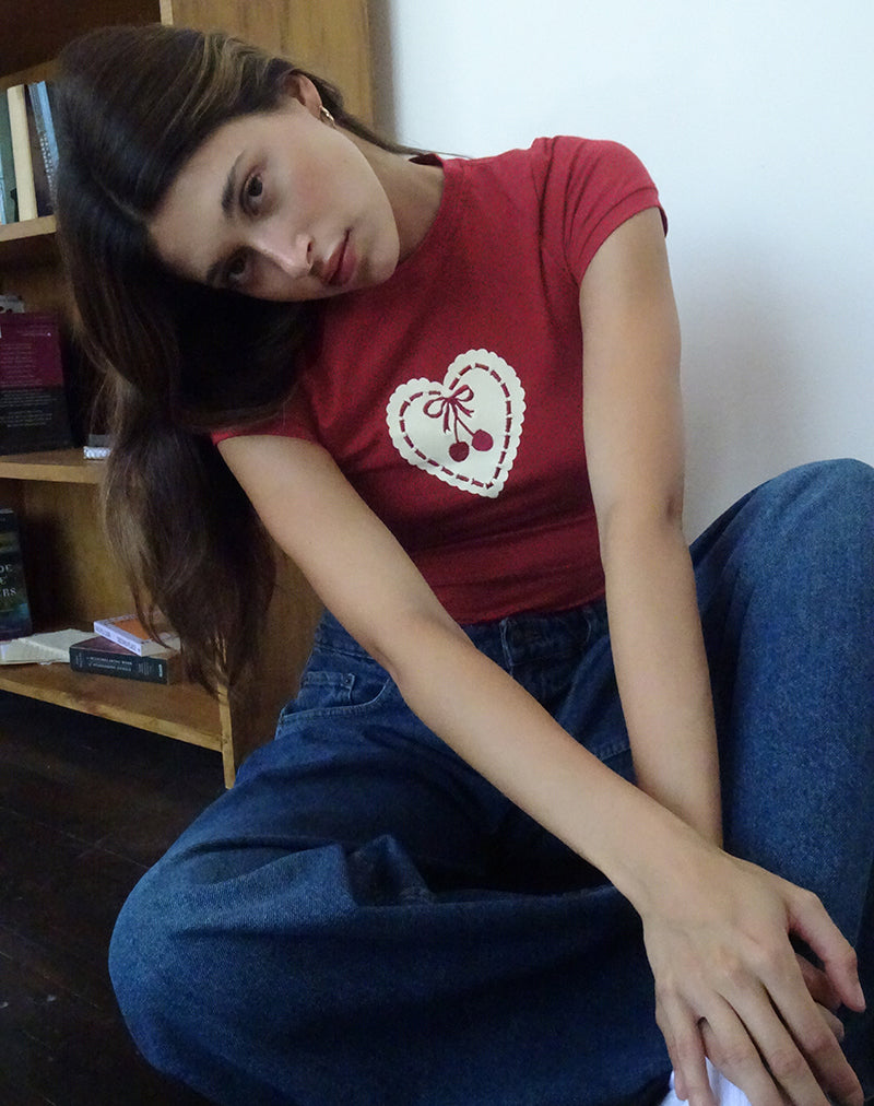 Image de Sutin Baby Tee en Adrenaline Red avec Cherry Heart brodé