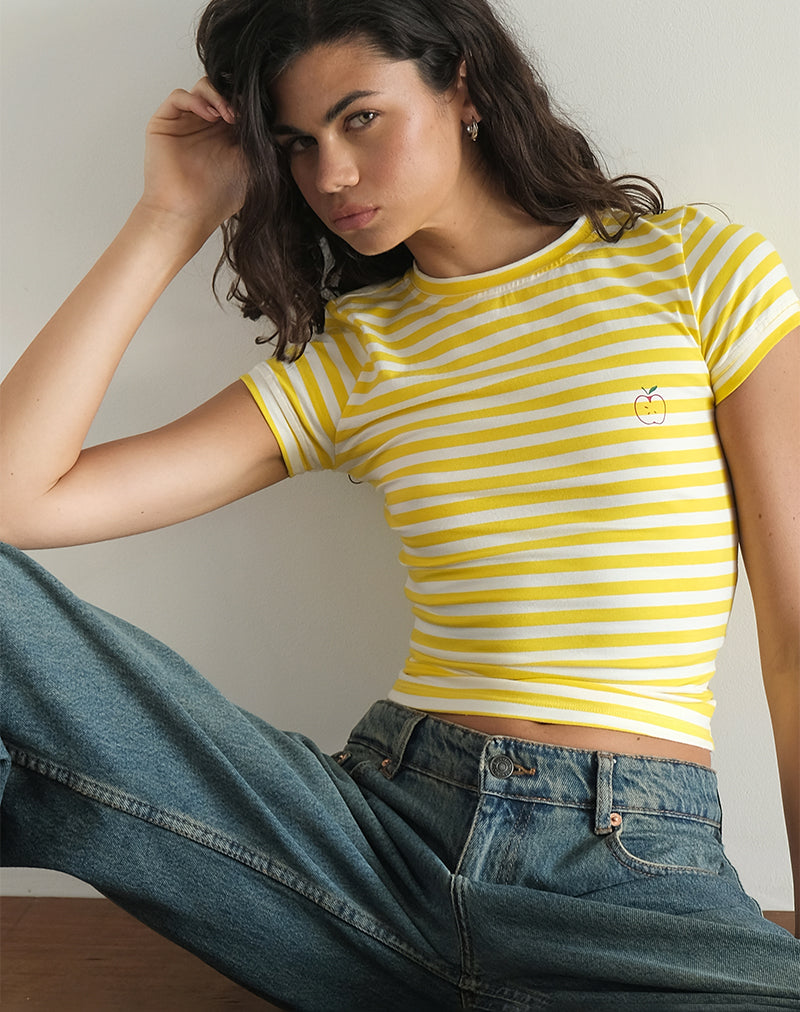 Image de Sutin Tee en jaune avec imprimé Apple à rayures blanches