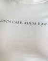 Blanc avec Kinda Care Kinda Don't Graphic