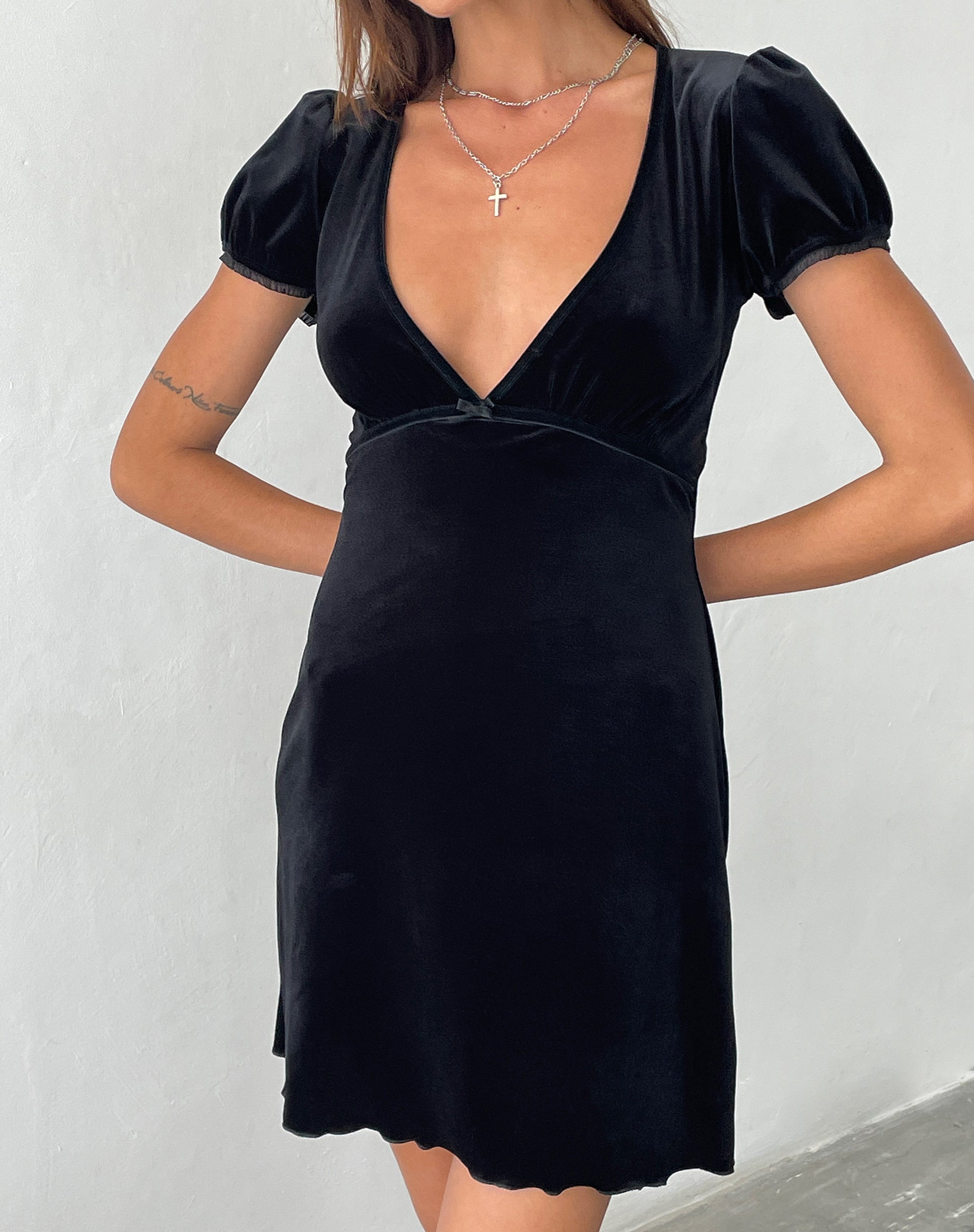 Image de la mini robe Tabitha en velours noir