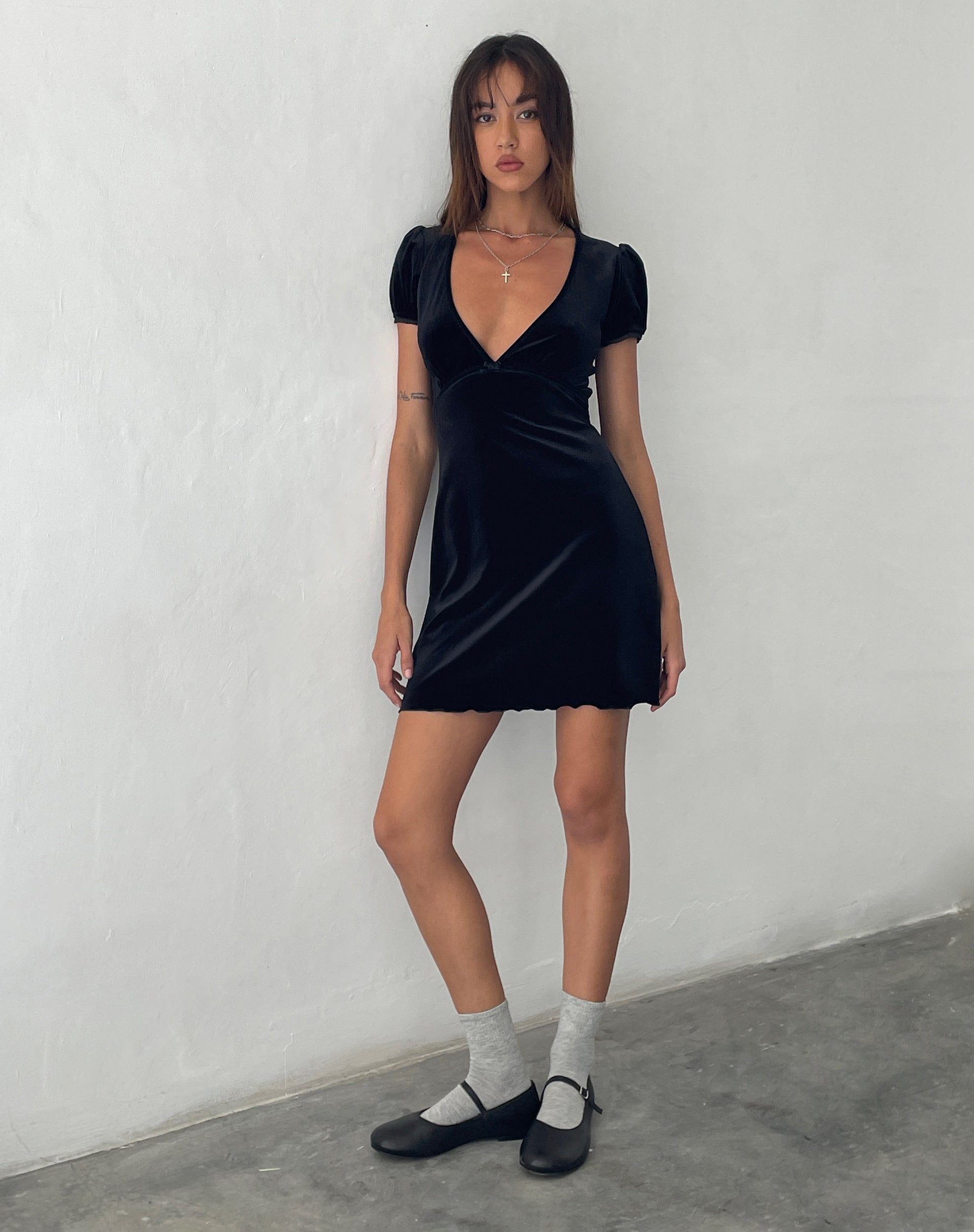 Image de la mini robe Tabitha en velours noir