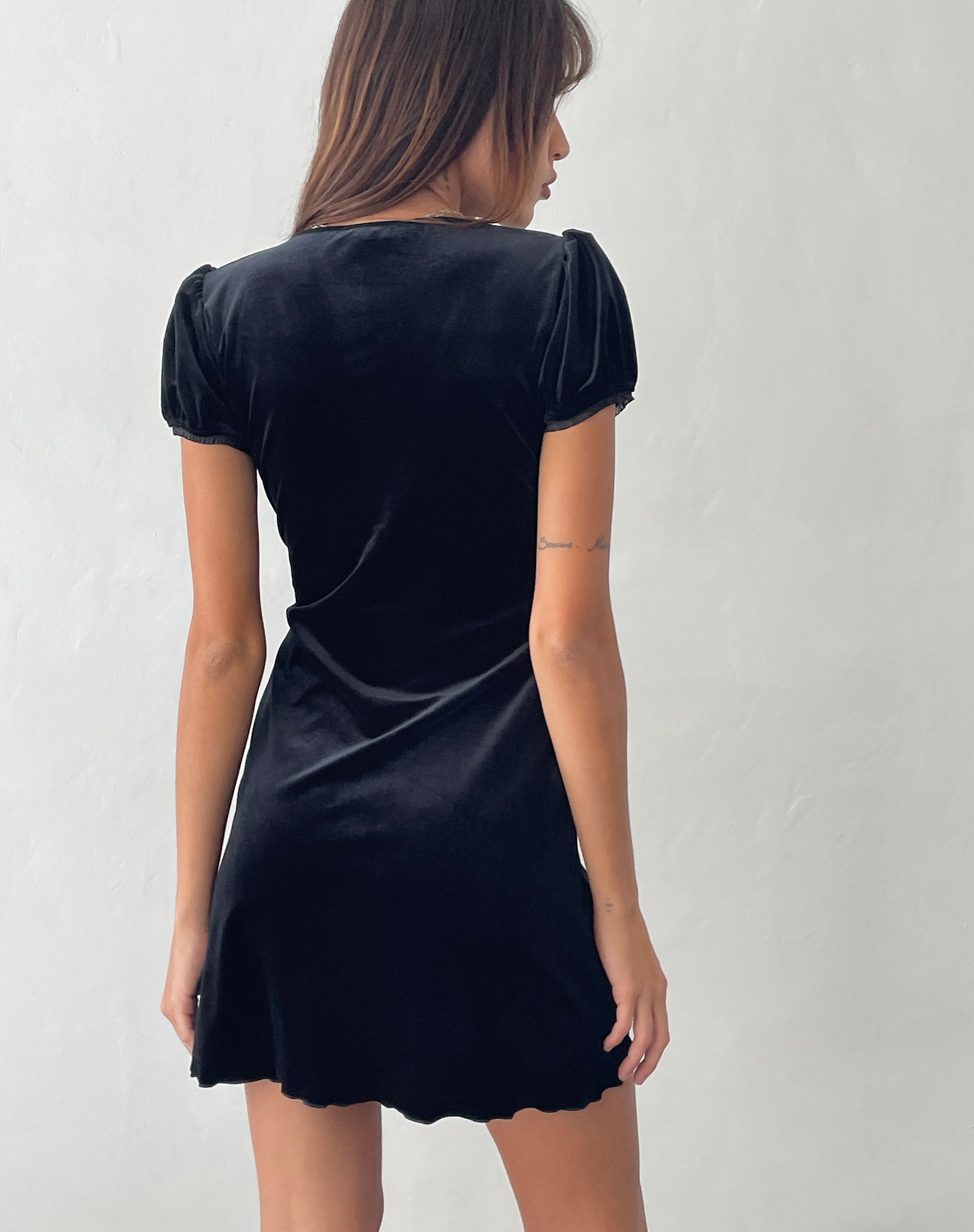 Image de la mini robe Tabitha en velours noir