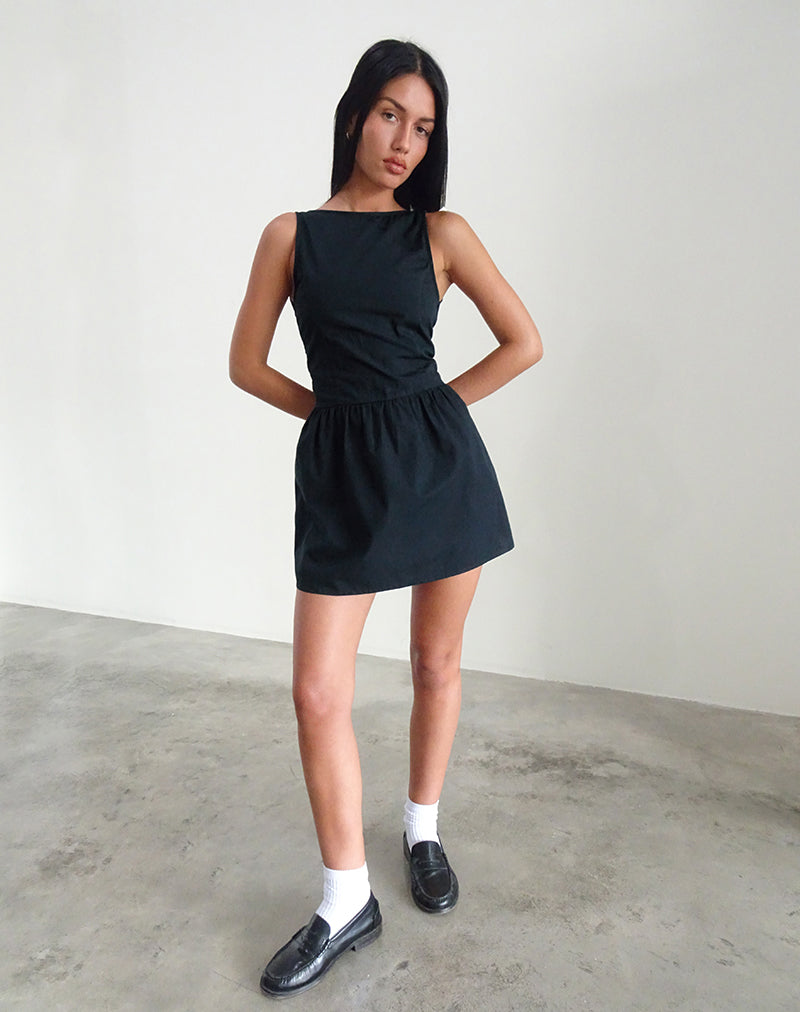 Mini robe Taleshi en noir avec claquettes et nœuds en blanc cassé
