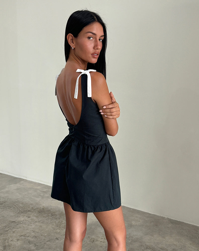 Mini robe Taleshi en noir avec claquettes et nœuds en blanc cassé