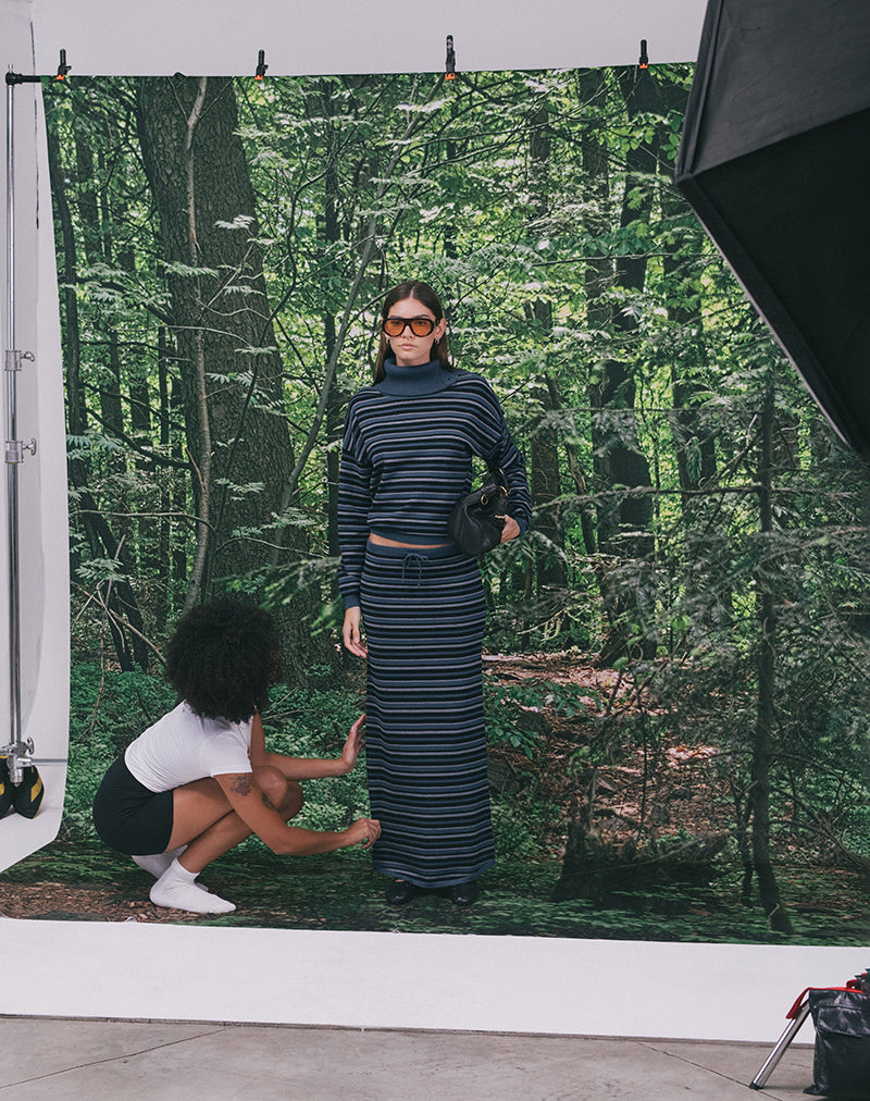 Image de la jupe longue Tarmina en tricot rayé bleu et gris