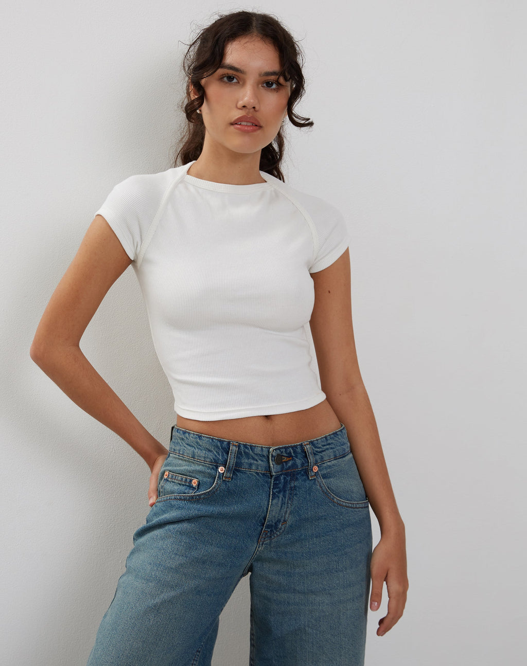 T-shirt Tasley à manches pliées et côtes en blanc