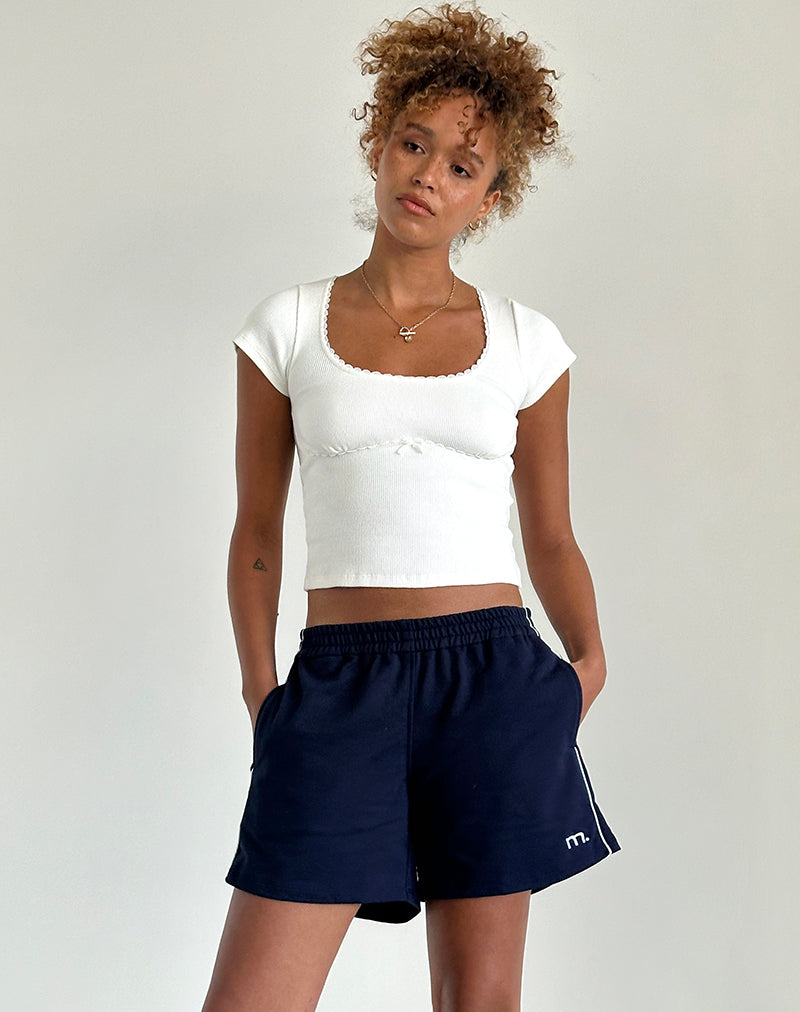 Short Thera en bleu marine avec passepoil blanc et emblème M