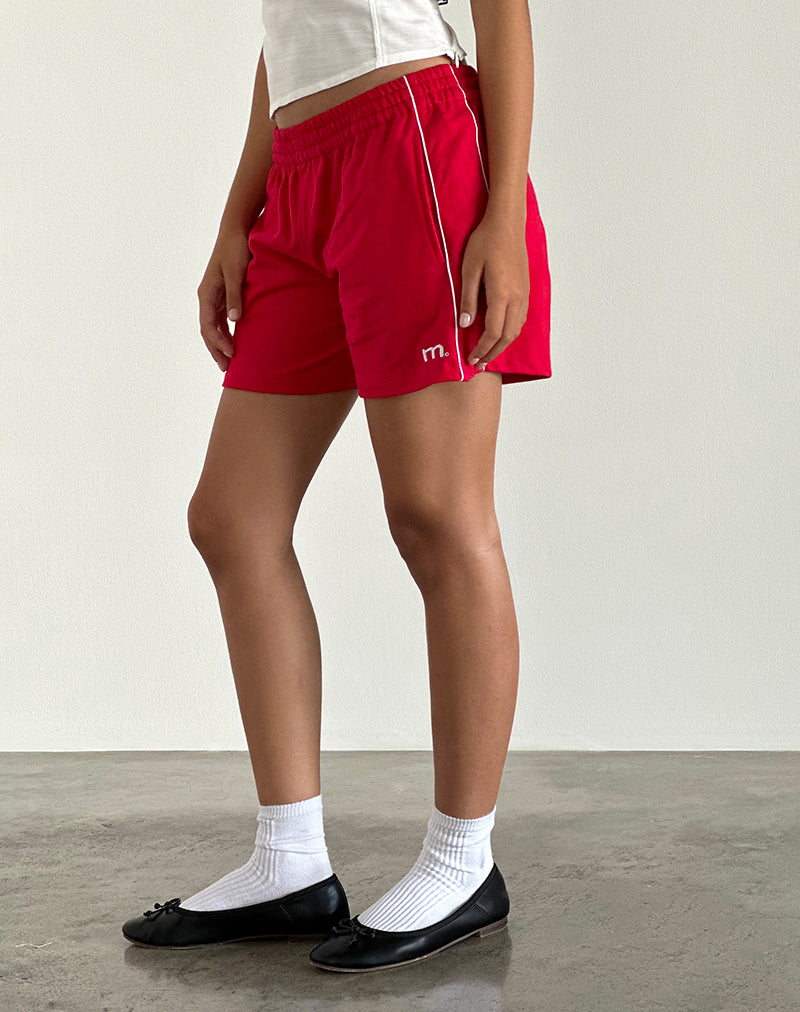 Short Thera en rouge tango avec passepoil blanc cassé et emblème M