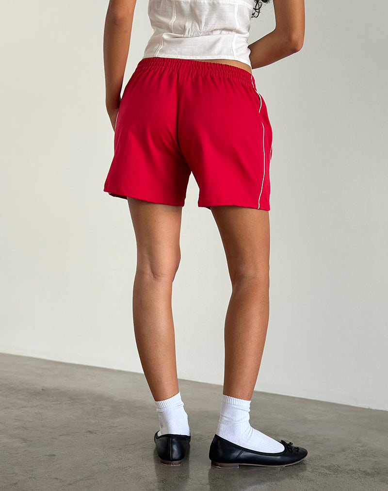 Image du short Thera en rouge tango avec passepoils blanc cassé et emblème M