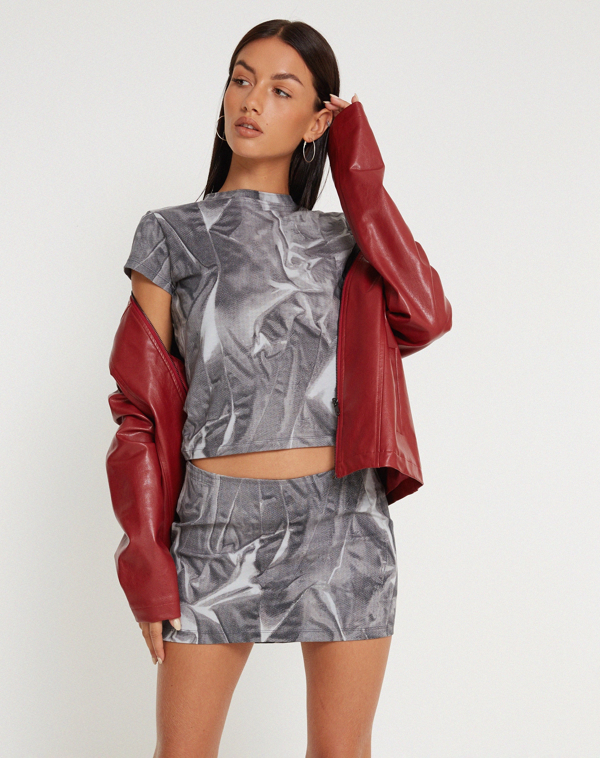 image de Tiona Cropped Tee en Dystopian Crease Grey