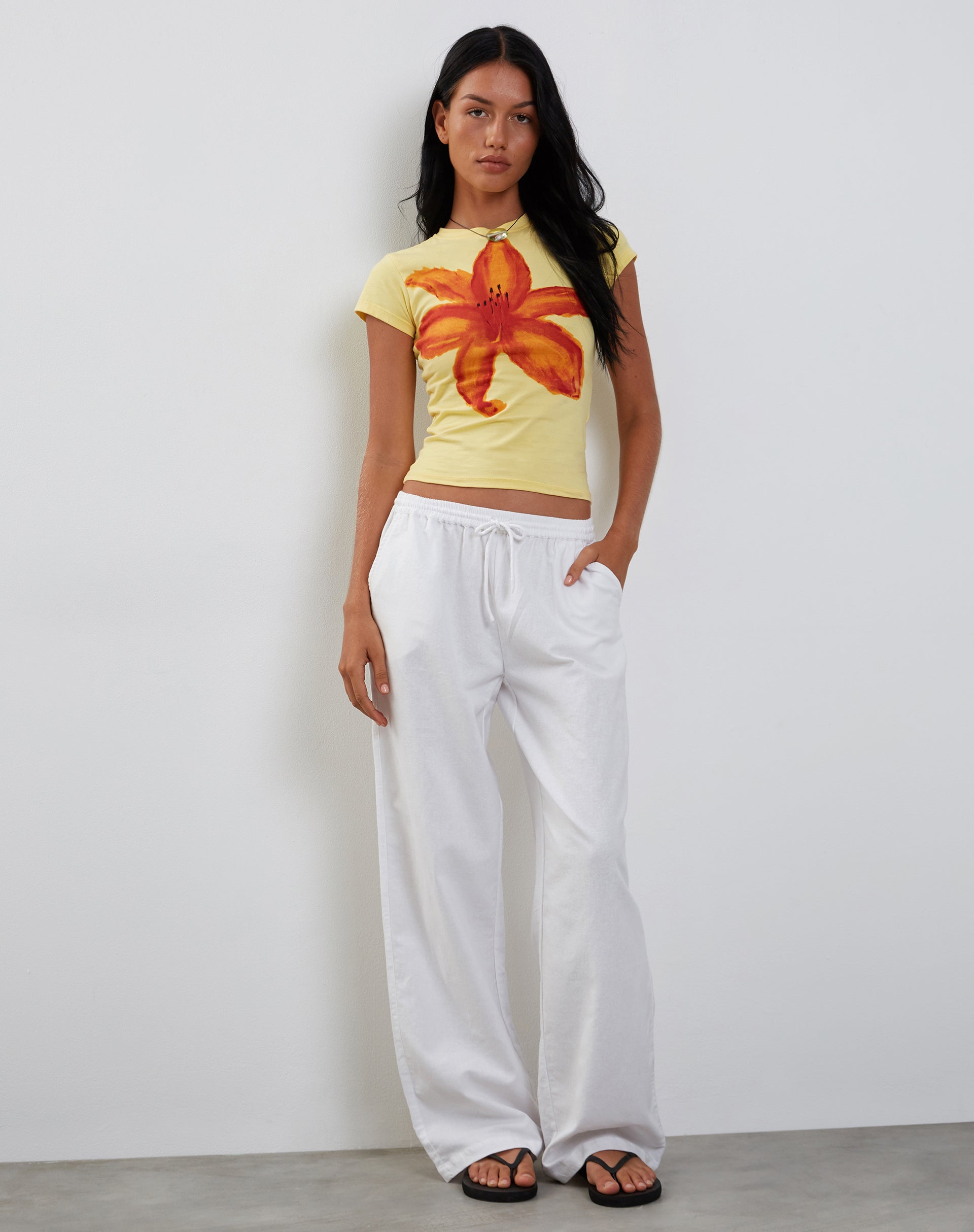 Image de Tiona Baby Tee en Lemonade avec imprimé de fleurs d'été