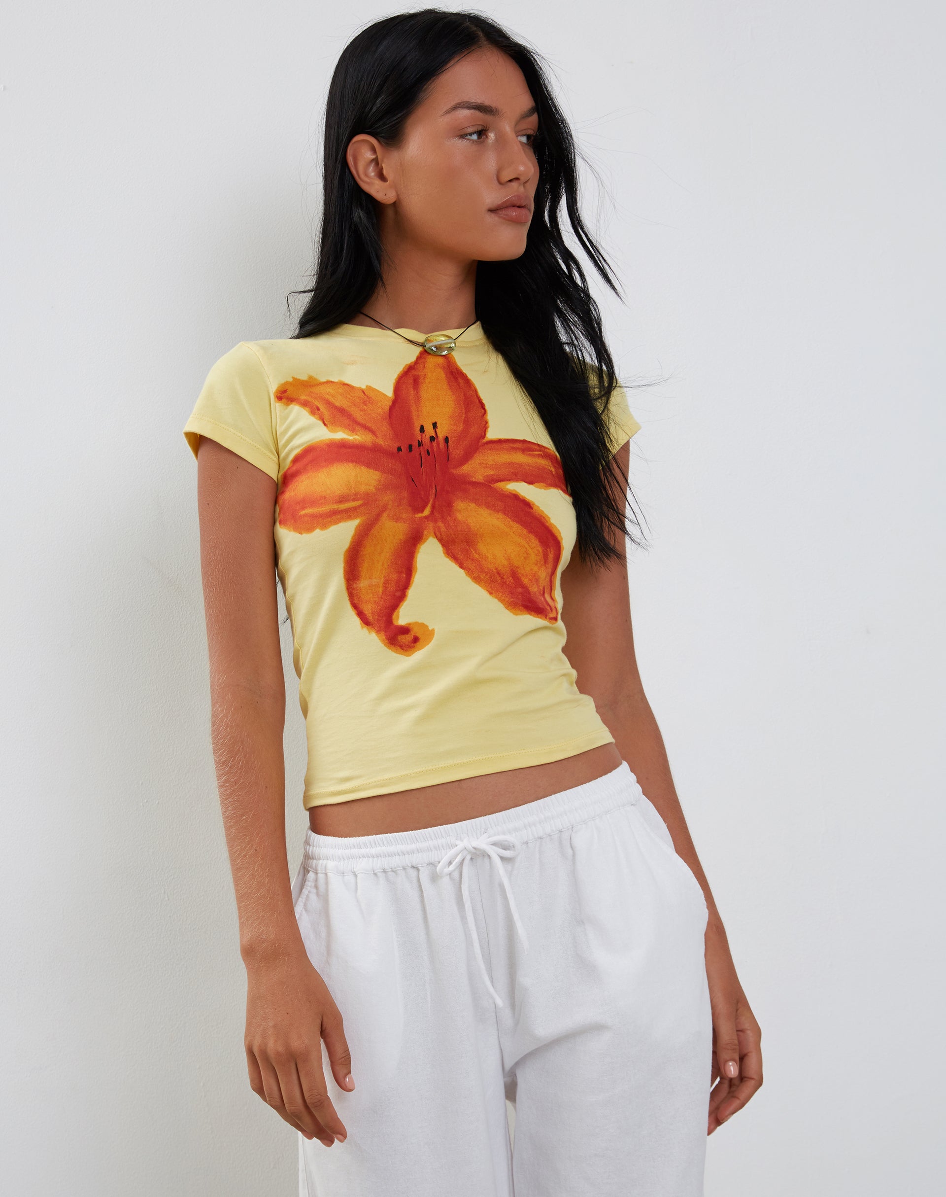 Image de Tiona Baby Tee en Lemonade avec imprimé de fleurs d'été