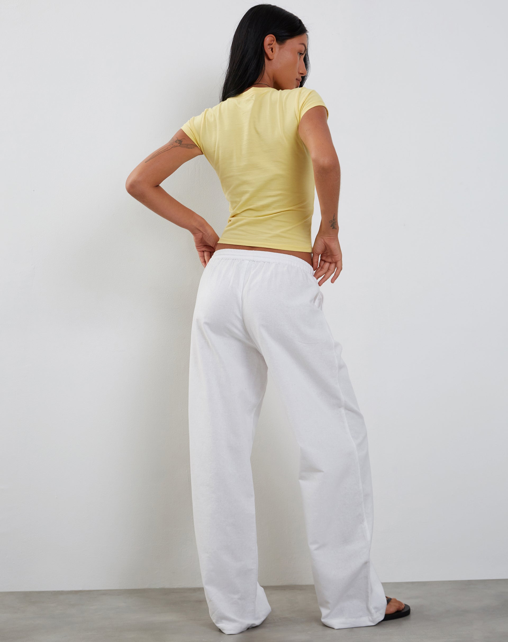Image de Tiona Baby Tee en Lemonade avec imprimé de fleurs d'été