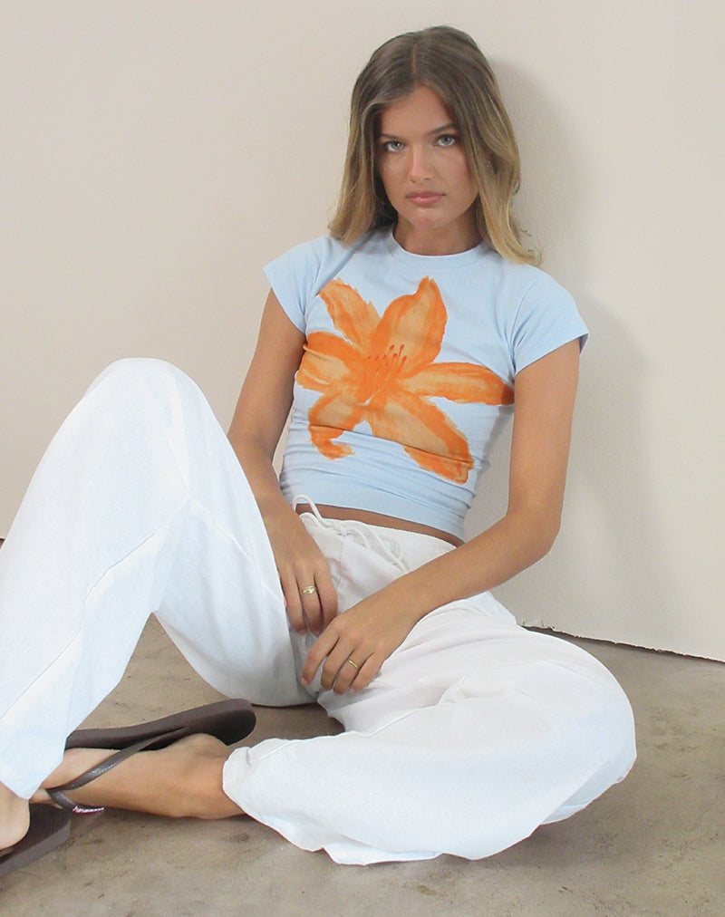 Image de Tiona Tee en bleu avec fleur peinte orange