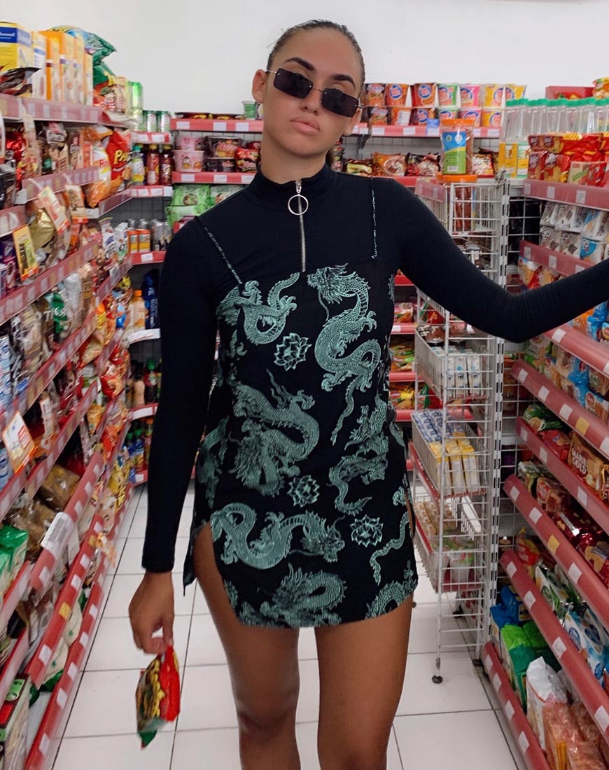Image de la robe Tista en fleur de dragon noir et menthe