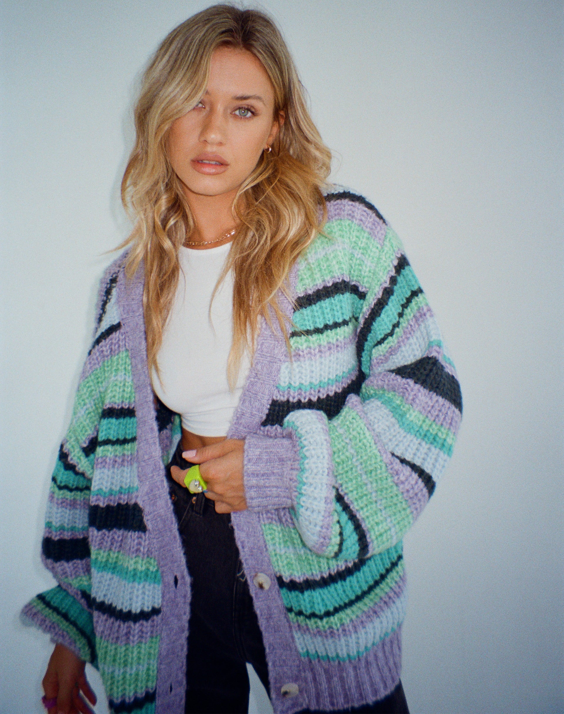 IMAGE DU CARDI Uriela en violet rayé