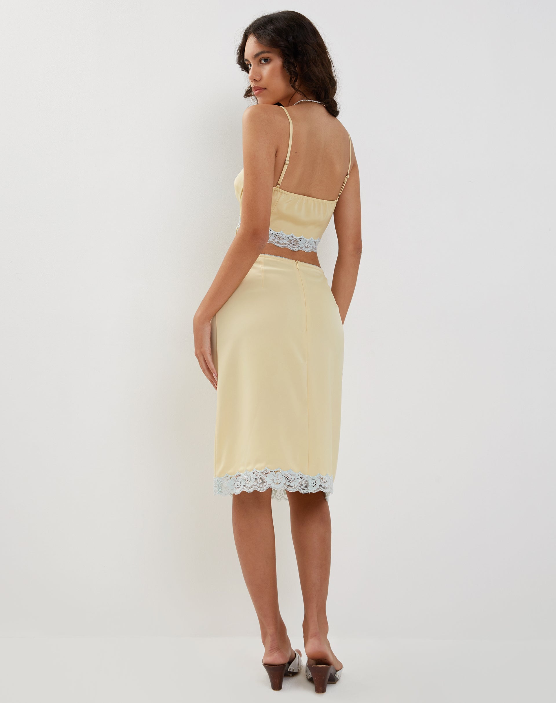 Image de Virni Cami Crop Top in Pale Yellow Satin