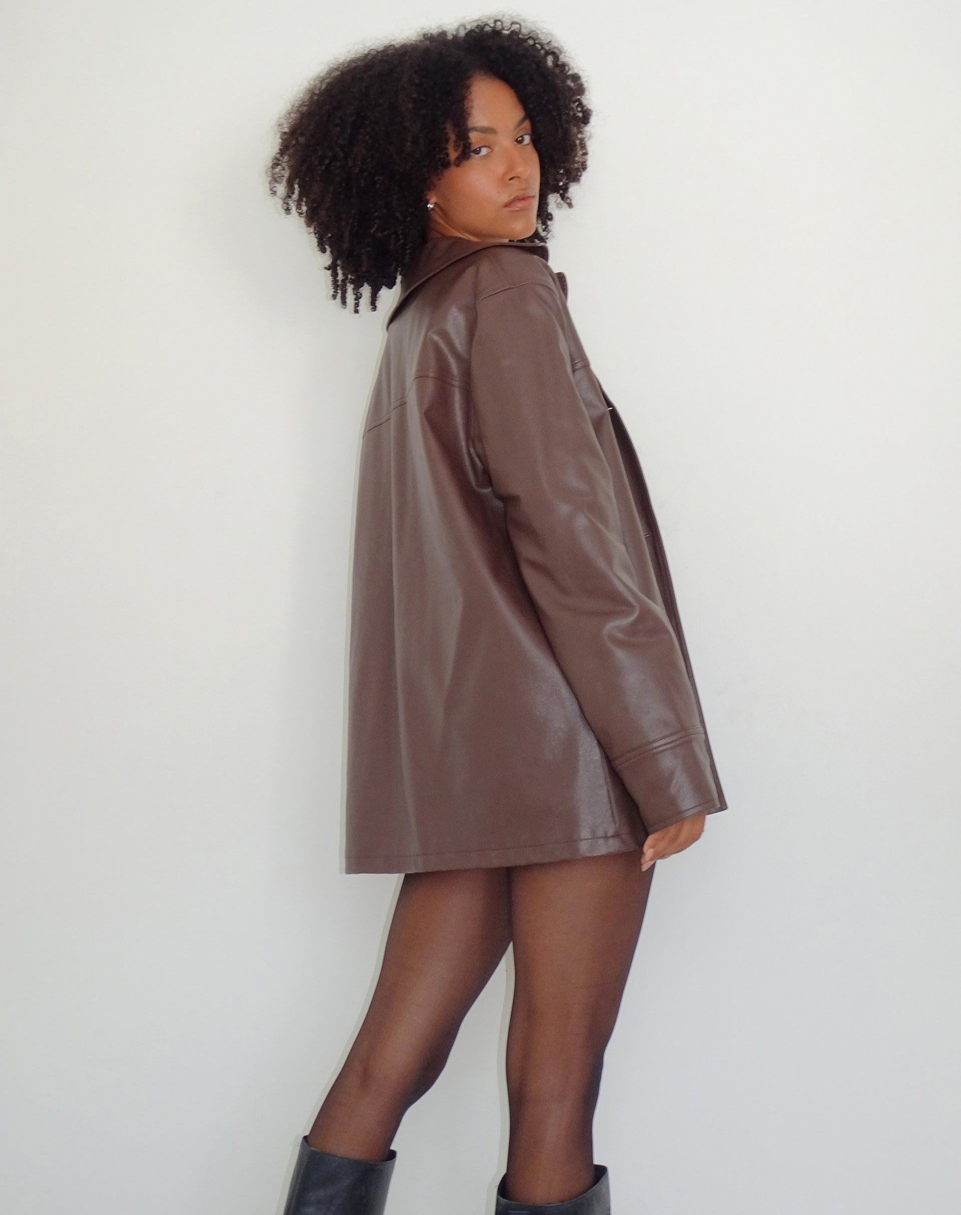 Image de la veste Walta en PU brun truffe
