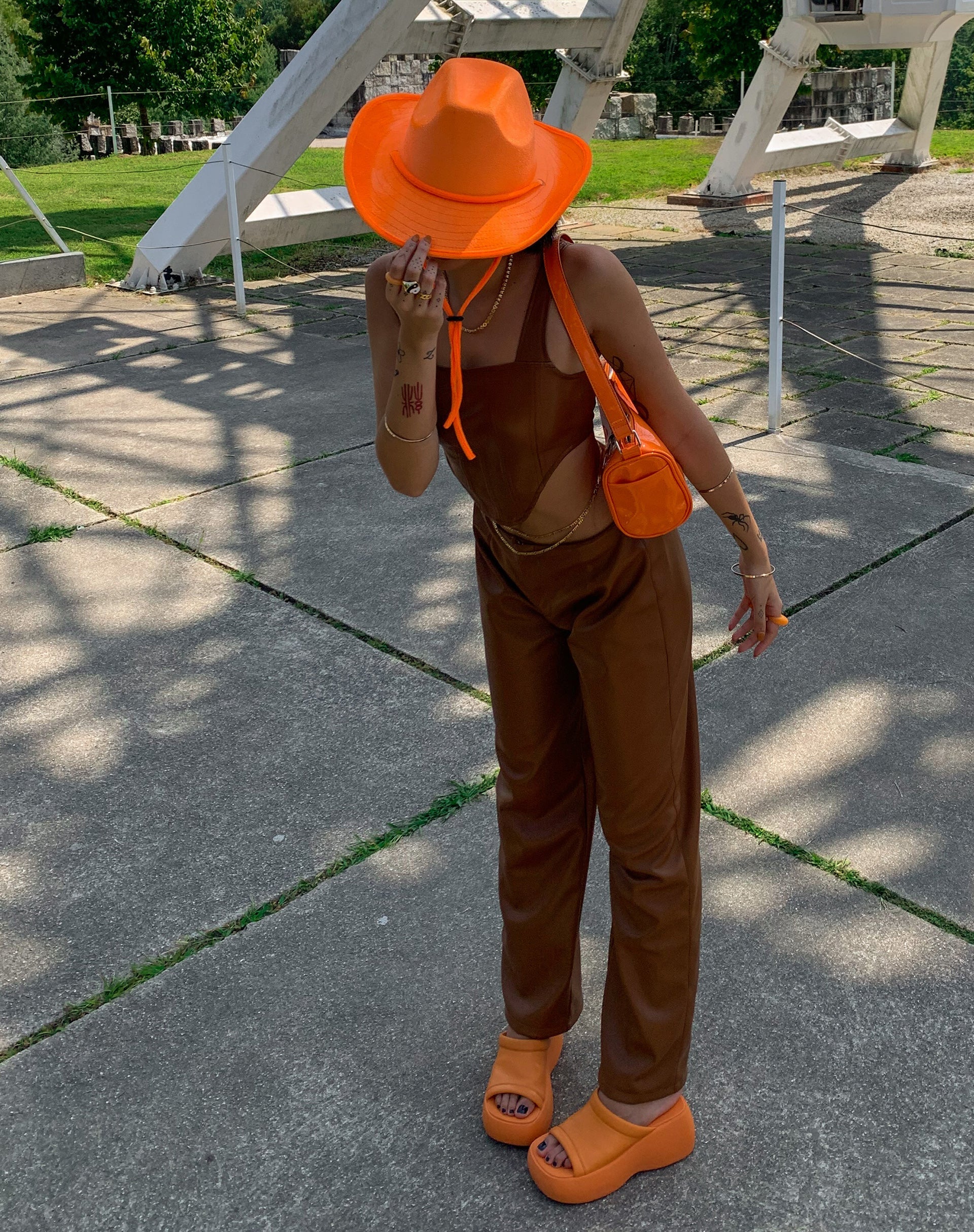 Image de marque de MOTEL X IRIS Pantalon Patria en PU Chocolat