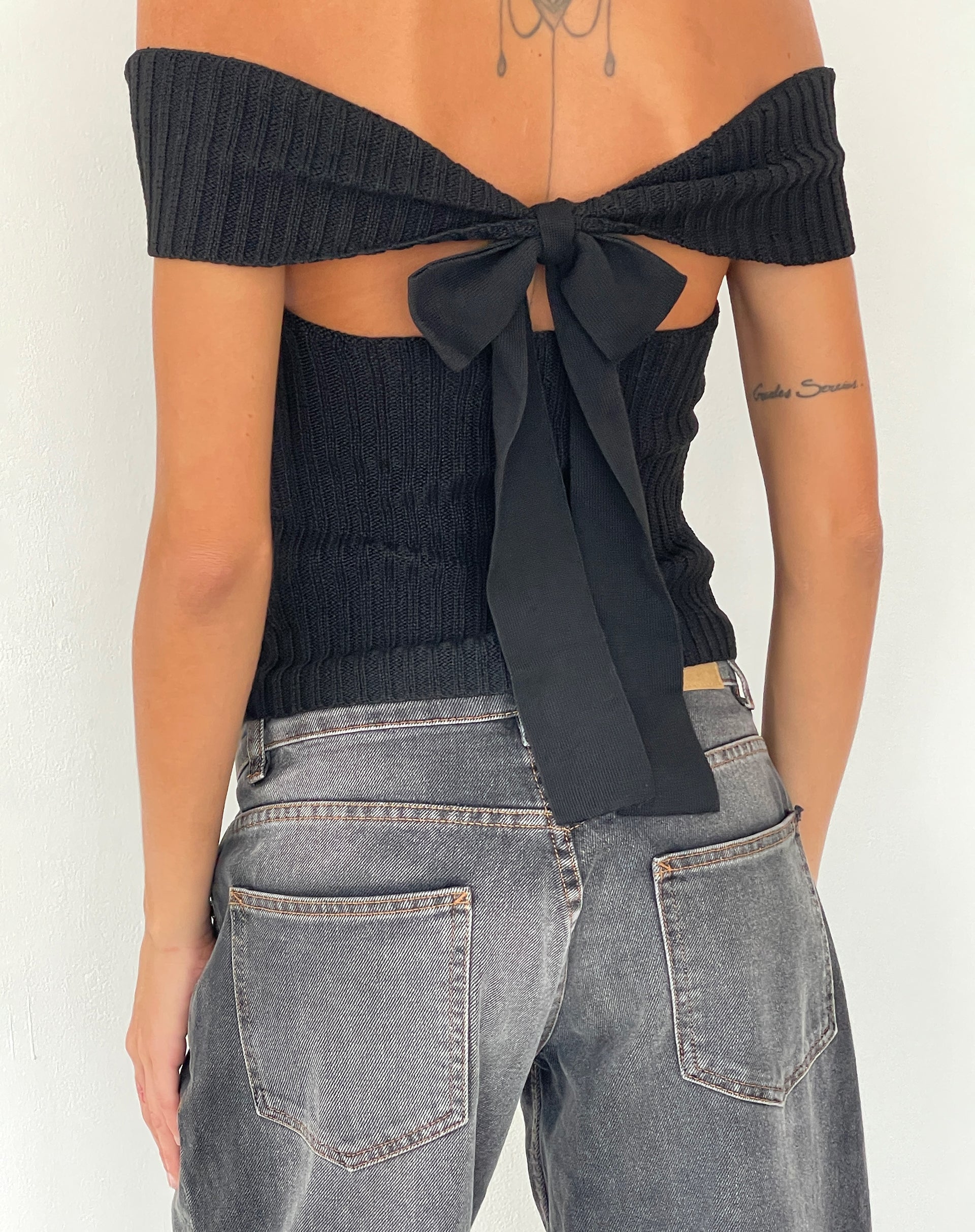 Image de Wilda Bardot Bow Back Top in Knit Black