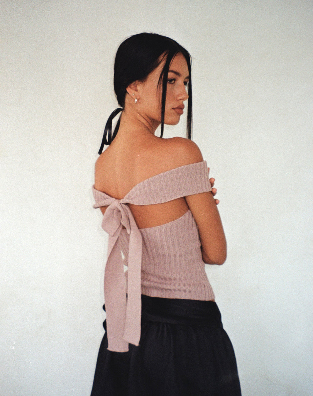 Wilda Bardot Bow Back Top in Knit Blush (Top avec nœud dans le dos)