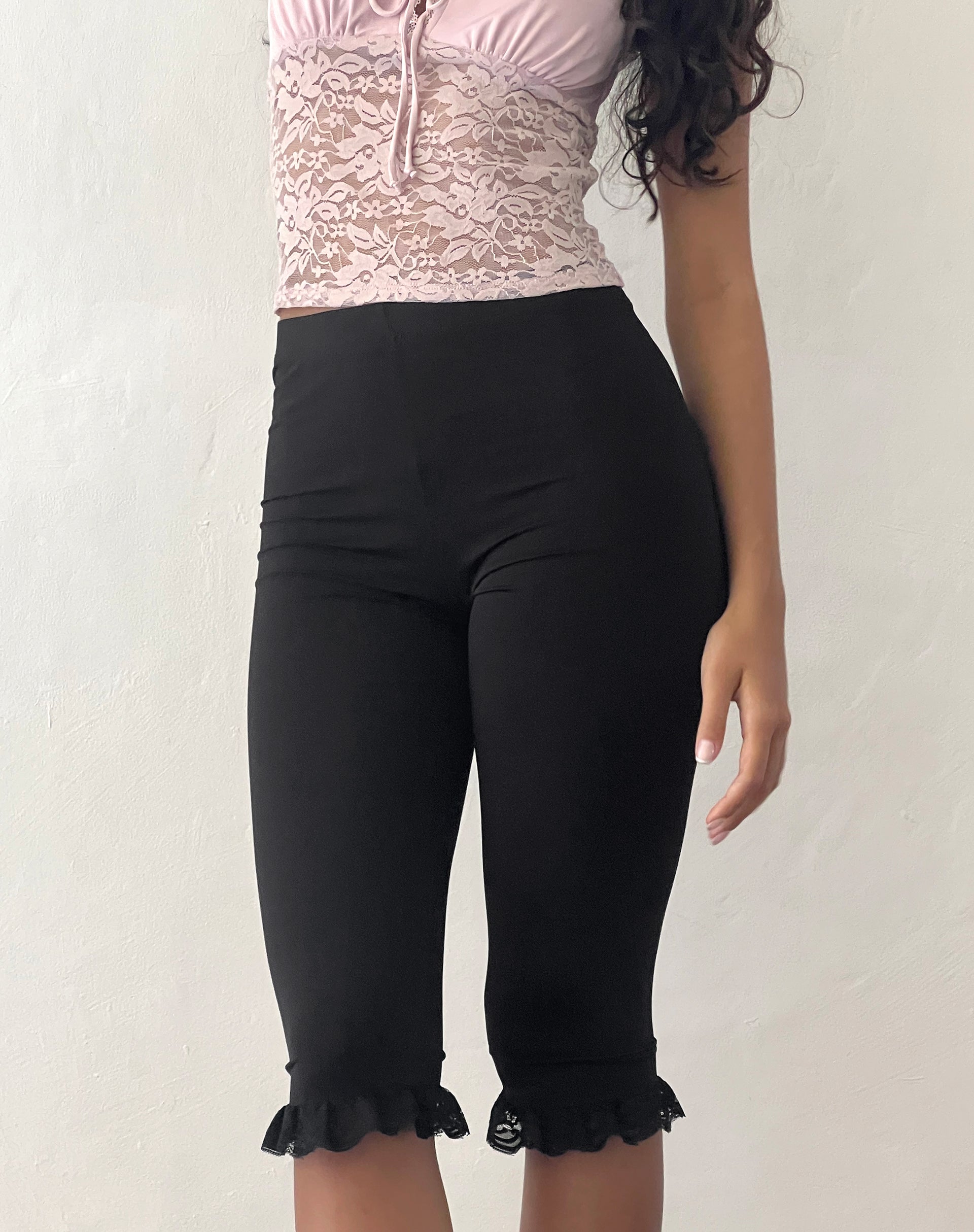 Image de Annika Lace Frill Capri Trouser in Black