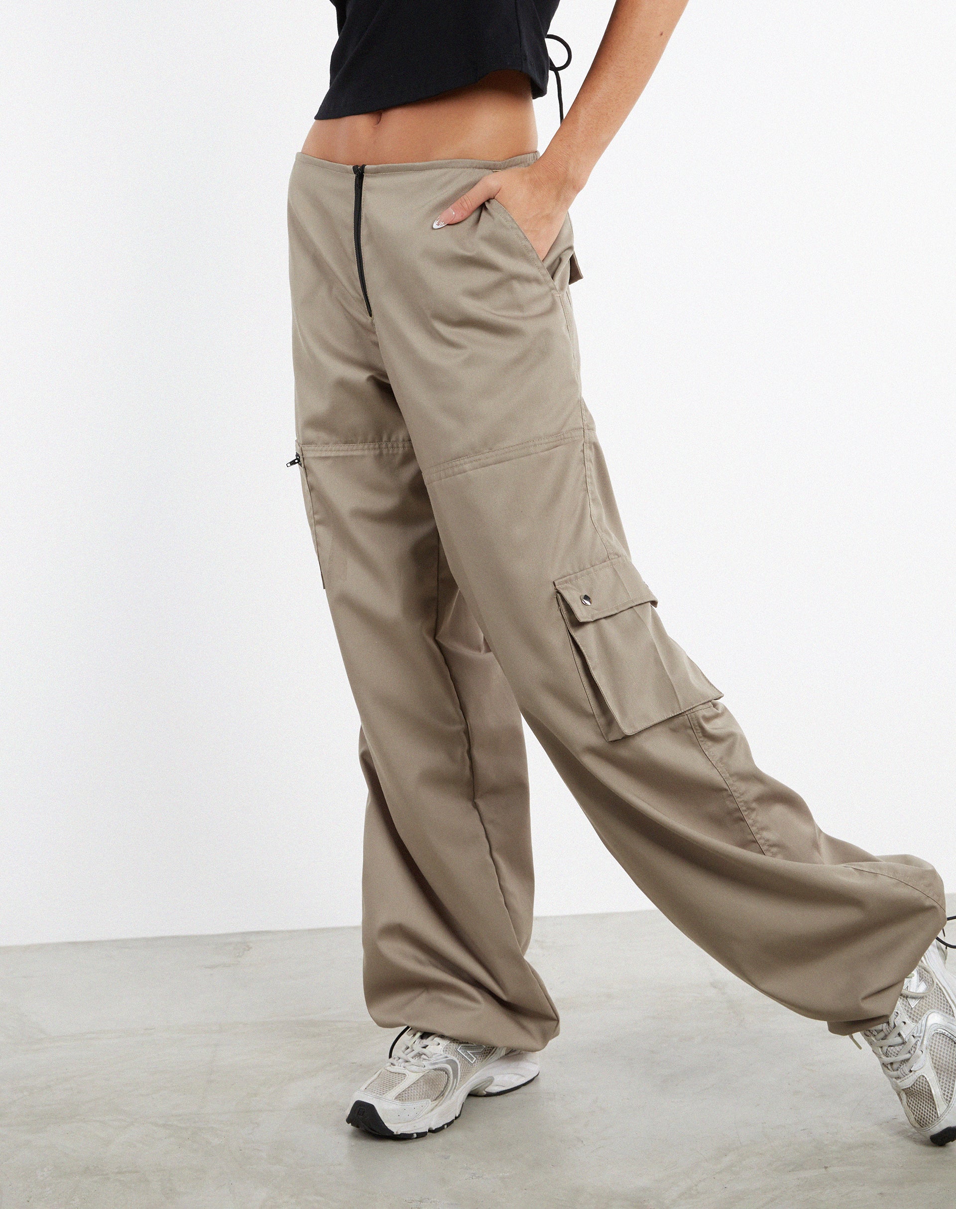 Image de MOTEL X JACQUIE Xander Cargo Trouser in Cotton Drill Taupe
