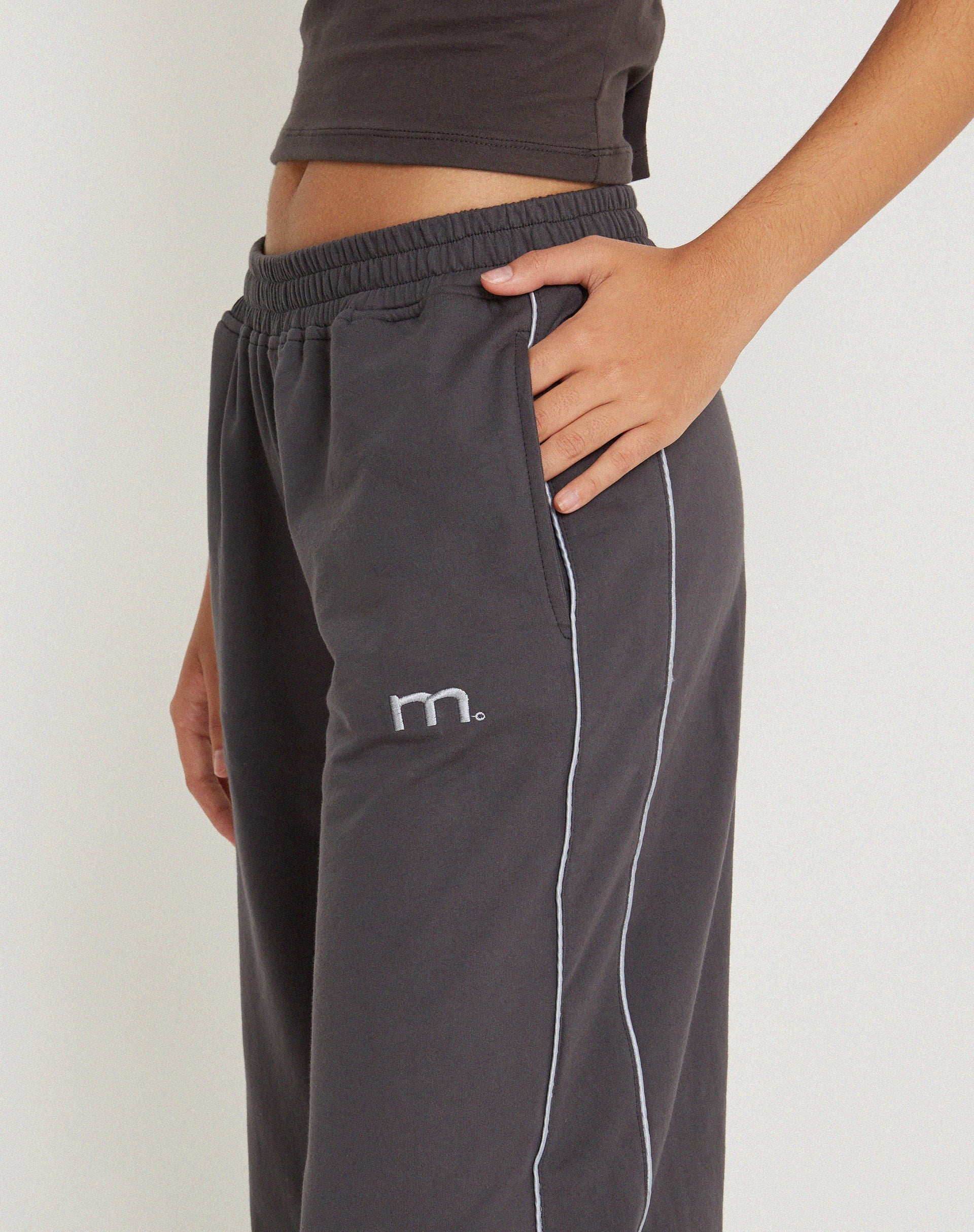 Image de Benton Wide Leg Jogger en Beluga Grey