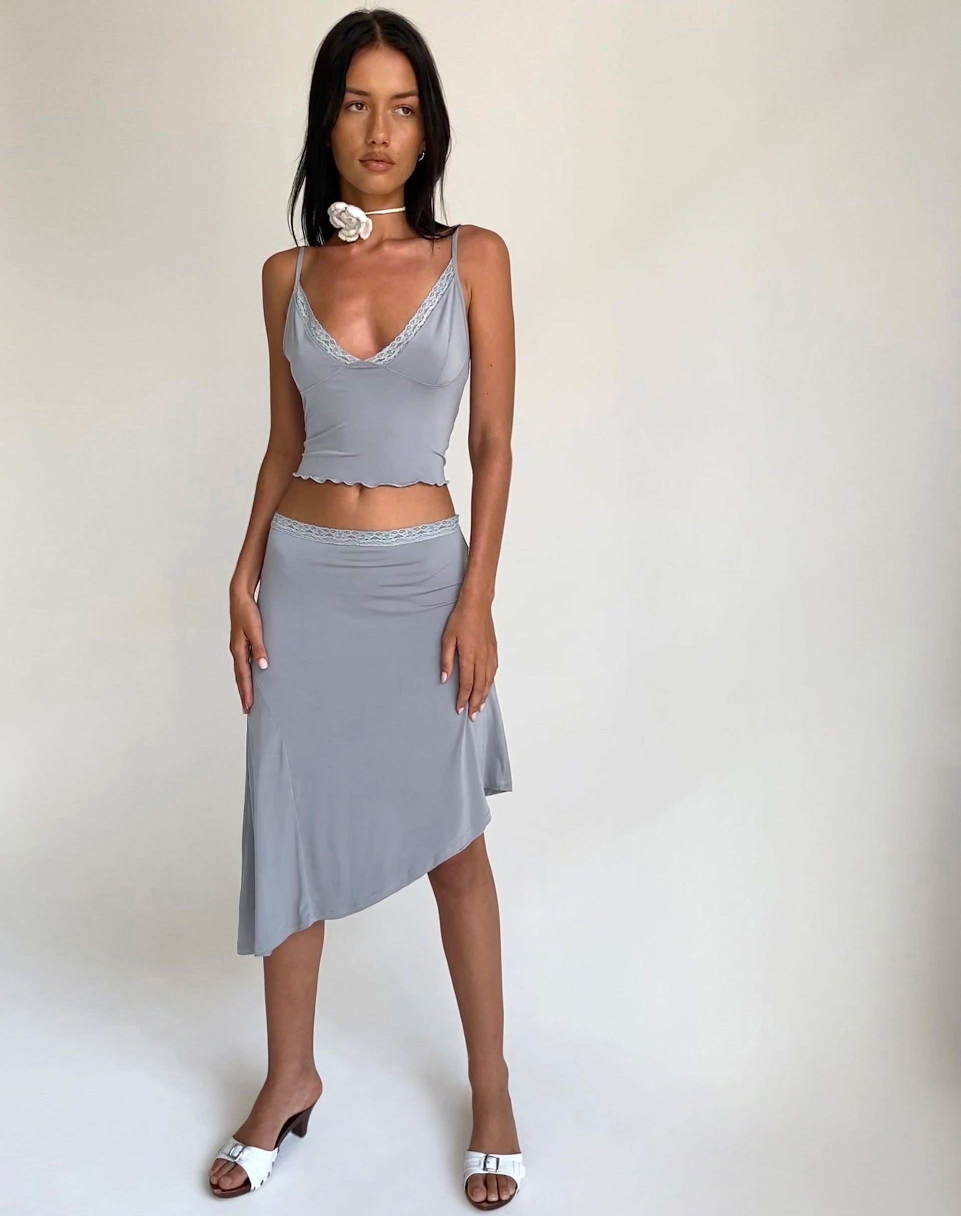Image de la jupe midi asymétrique de Drew, gris fluide