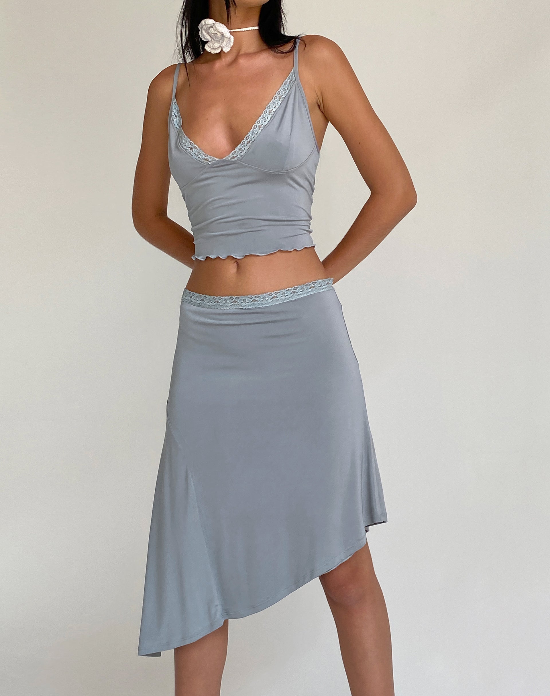 Image de la jupe midi asymétrique de Drew, gris fluide