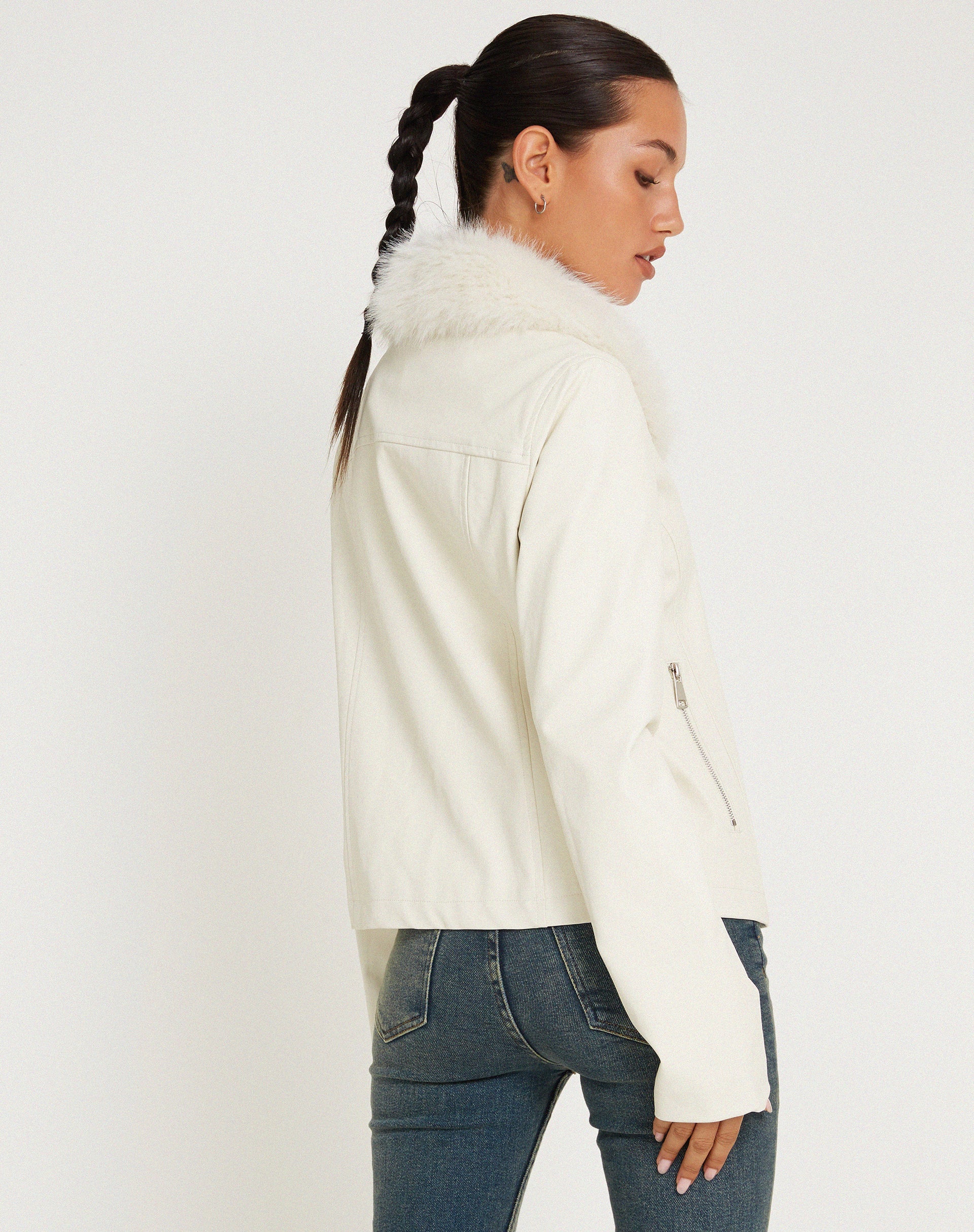 Image de la veste zippée Yindo en PU blanc
