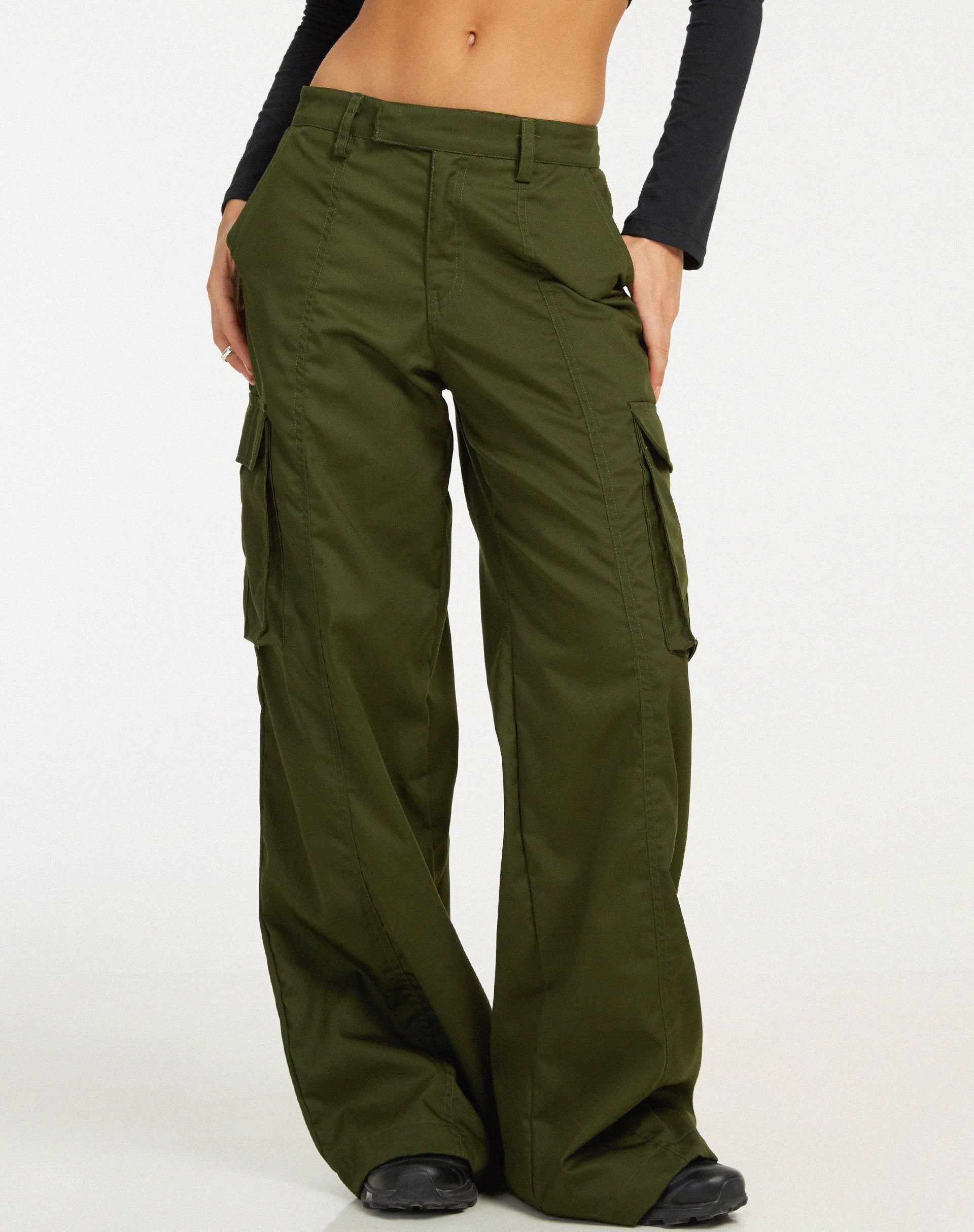 Image du pantalon cargo Calix en vert forêt