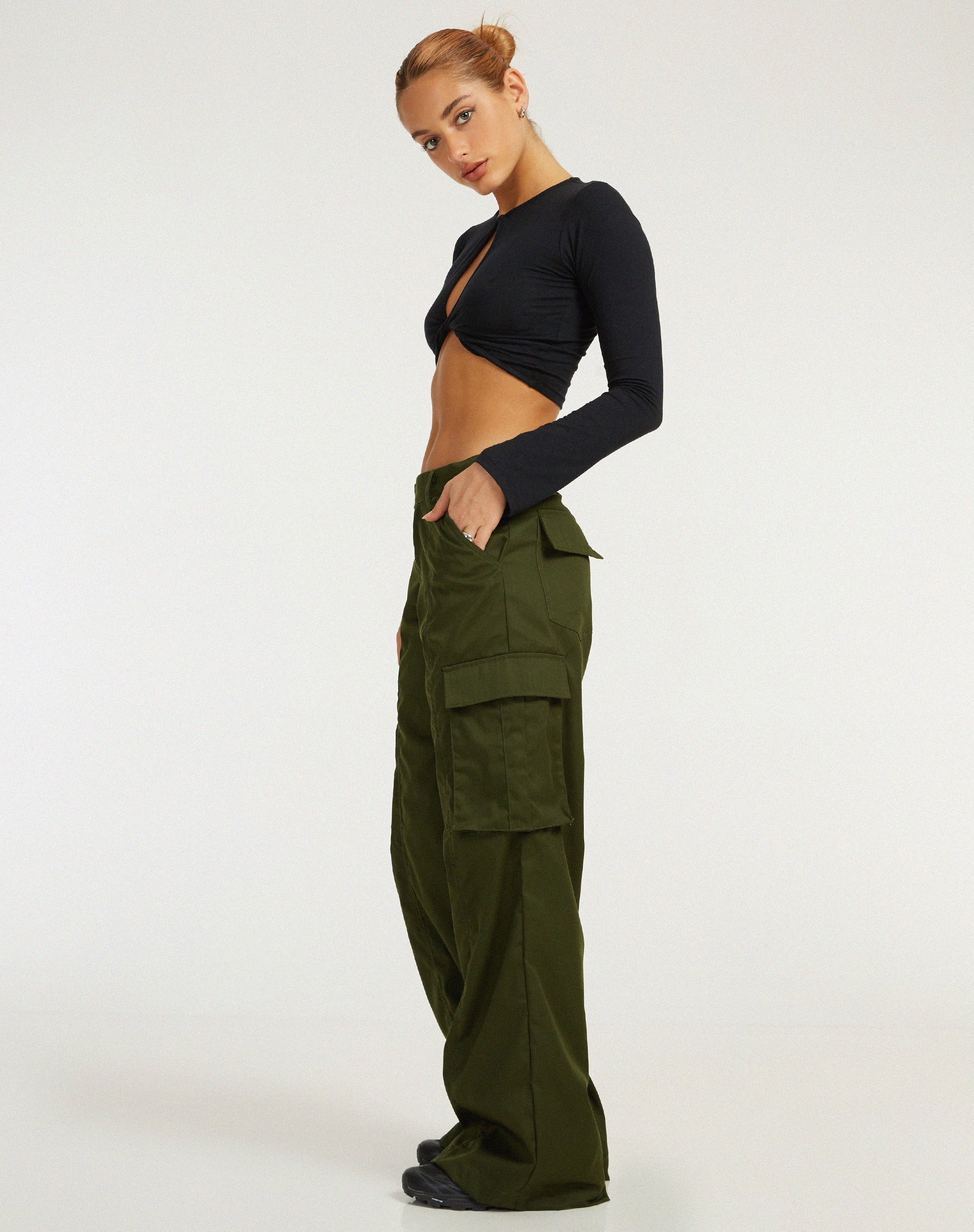Image du pantalon cargo Calix en vert forêt