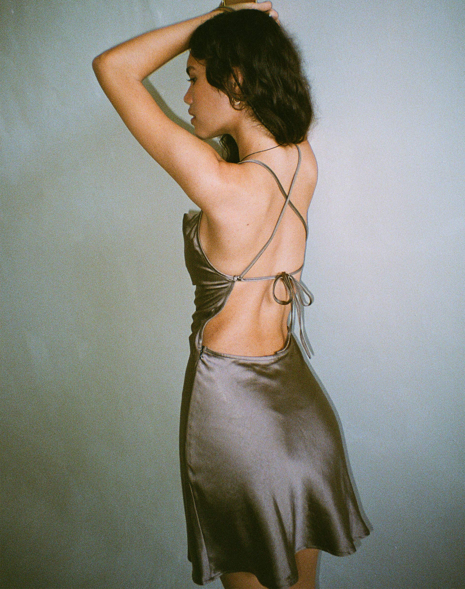 Image de la Mini robe Zenita en satin Olive foncé