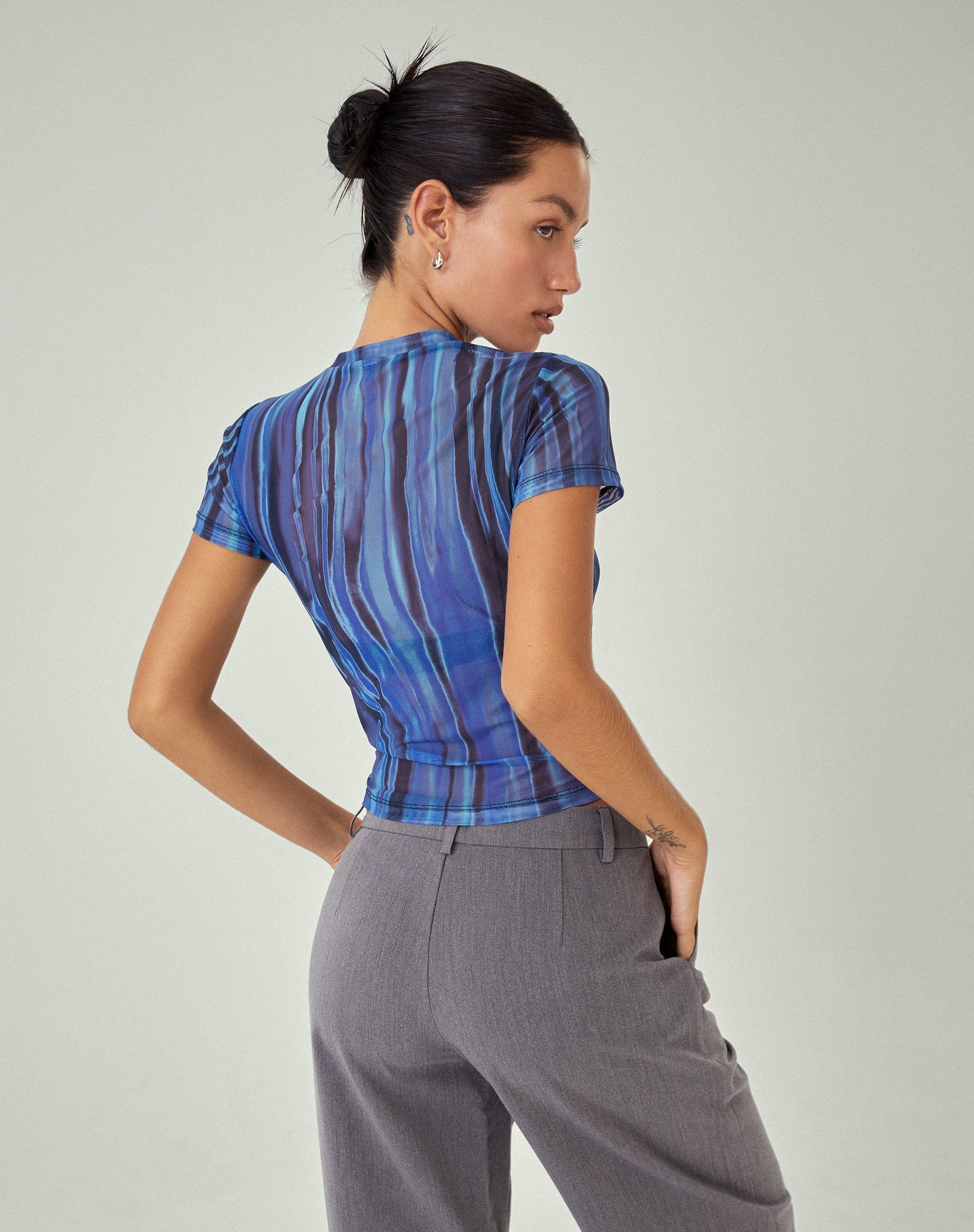 image de MOTEL X JACQUIE Zorani Short Sleeve Top in Colour Bleed Blue