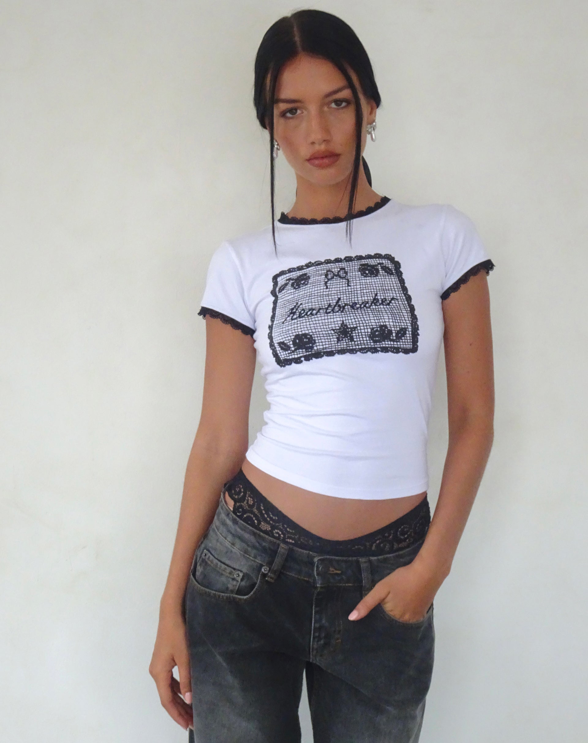 Image de Zyzy Baby Tee en blanc avec imprimé Heartbreaker