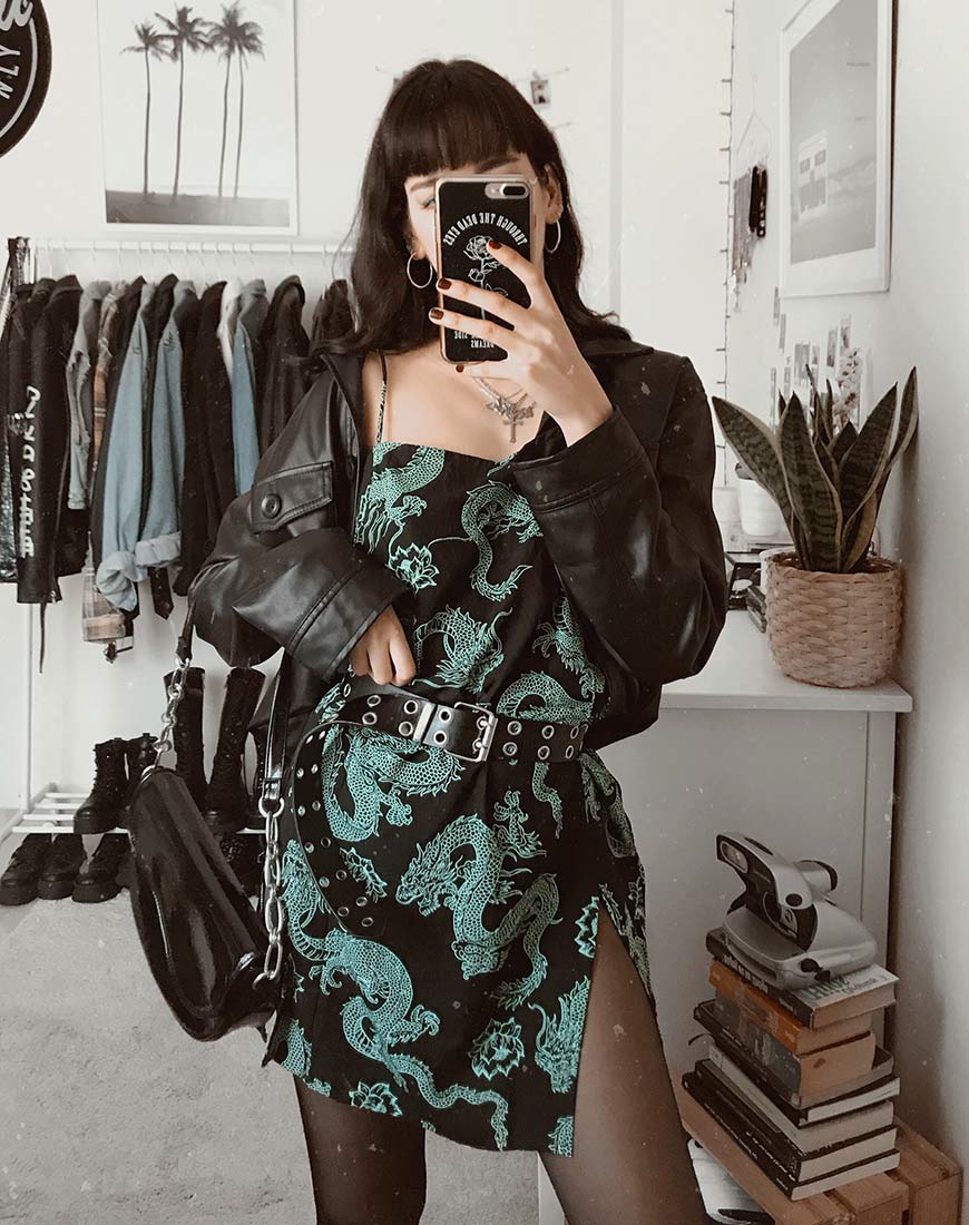 Image de la robe Tista en fleur de dragon noir et menthe