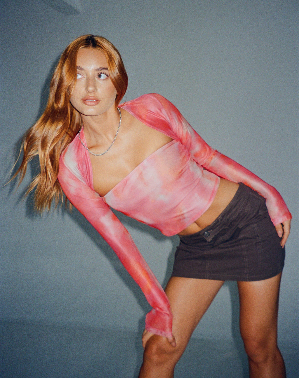 Kouna Bandeau Crop Top and Shrug Set in Abstract Blurred Pink (Ensemble bandeau, top et haussement d'épaules en rose flou abstrait)