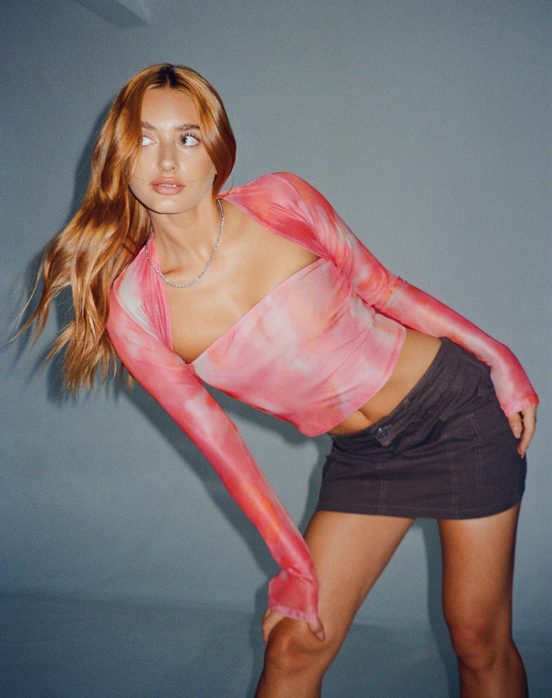 image de Kouna Bandeau Crop Top and Shrug Set in Abstract Blurred Pink