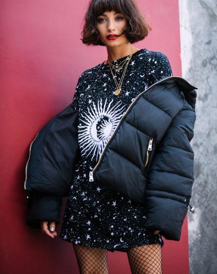 T-shirt oversize Sunny Kiss en Black Cosmos