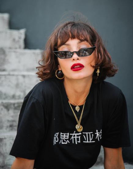 Image de T-shirt de base surdimensionné en noir pour filles rebelles