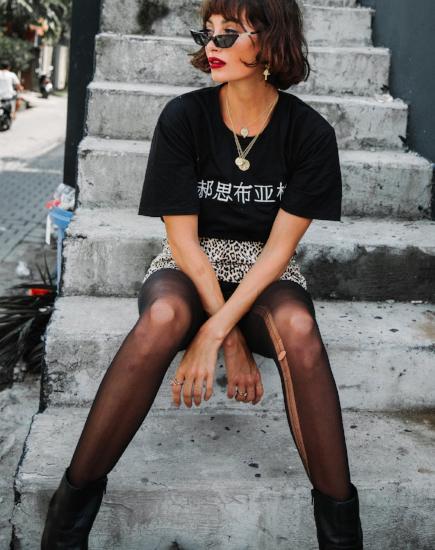 Image de T-shirt de base surdimensionné en noir pour filles rebelles