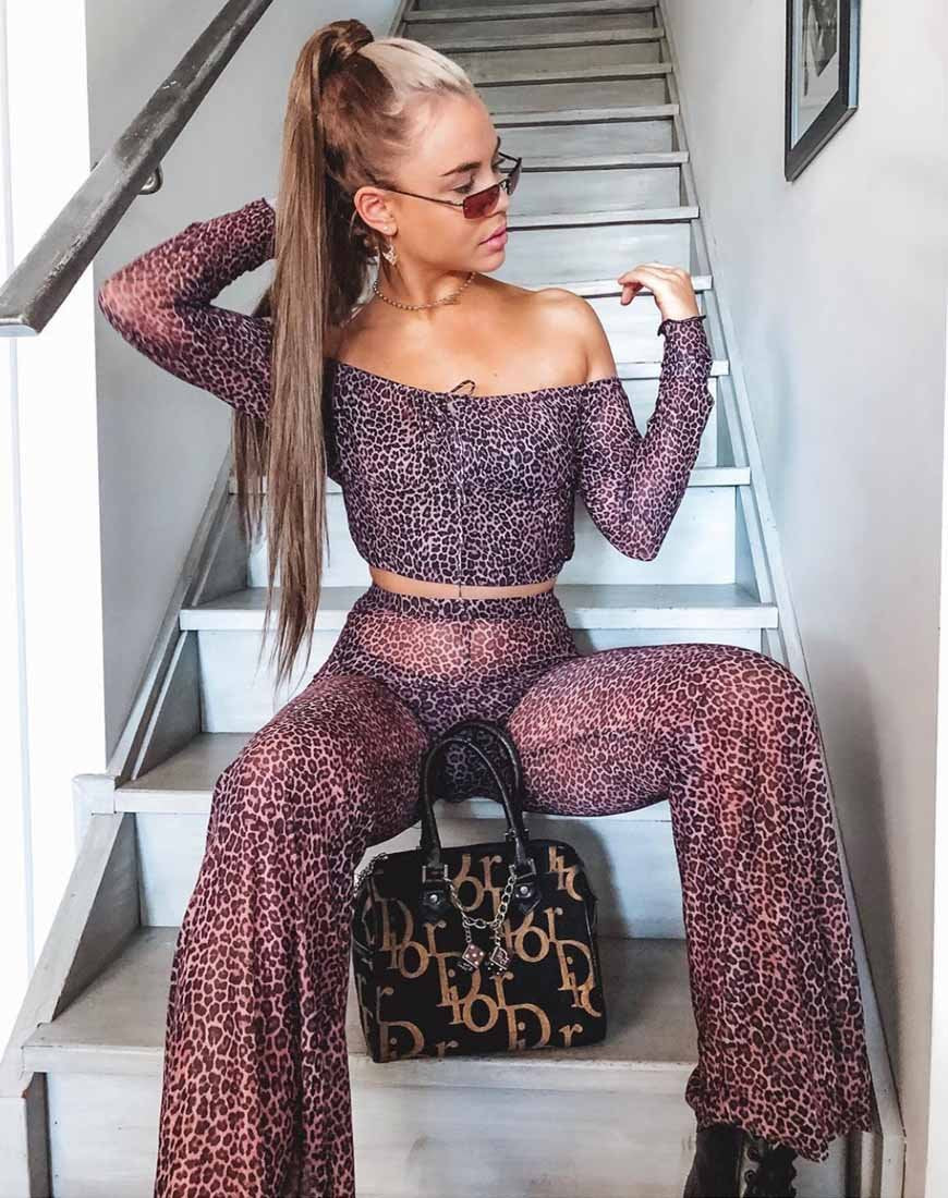 Image de Herlom Pantalon évasé en maille léopard rouge