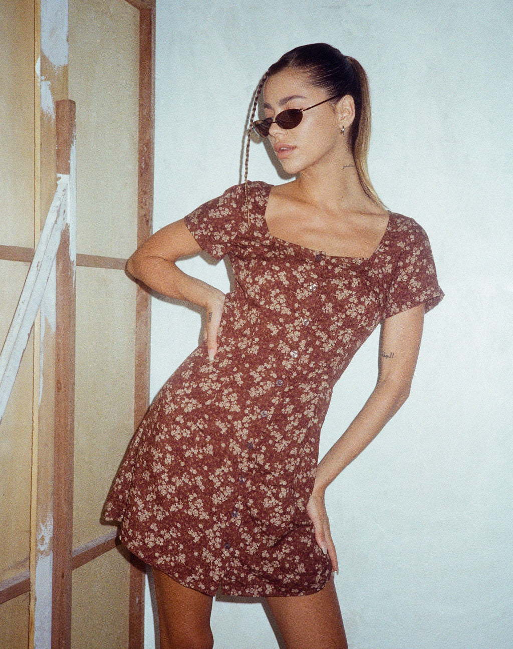 Zavacca Day Dress in Earthy Floral Brown (Robe de jour Zavacca en brun floral)