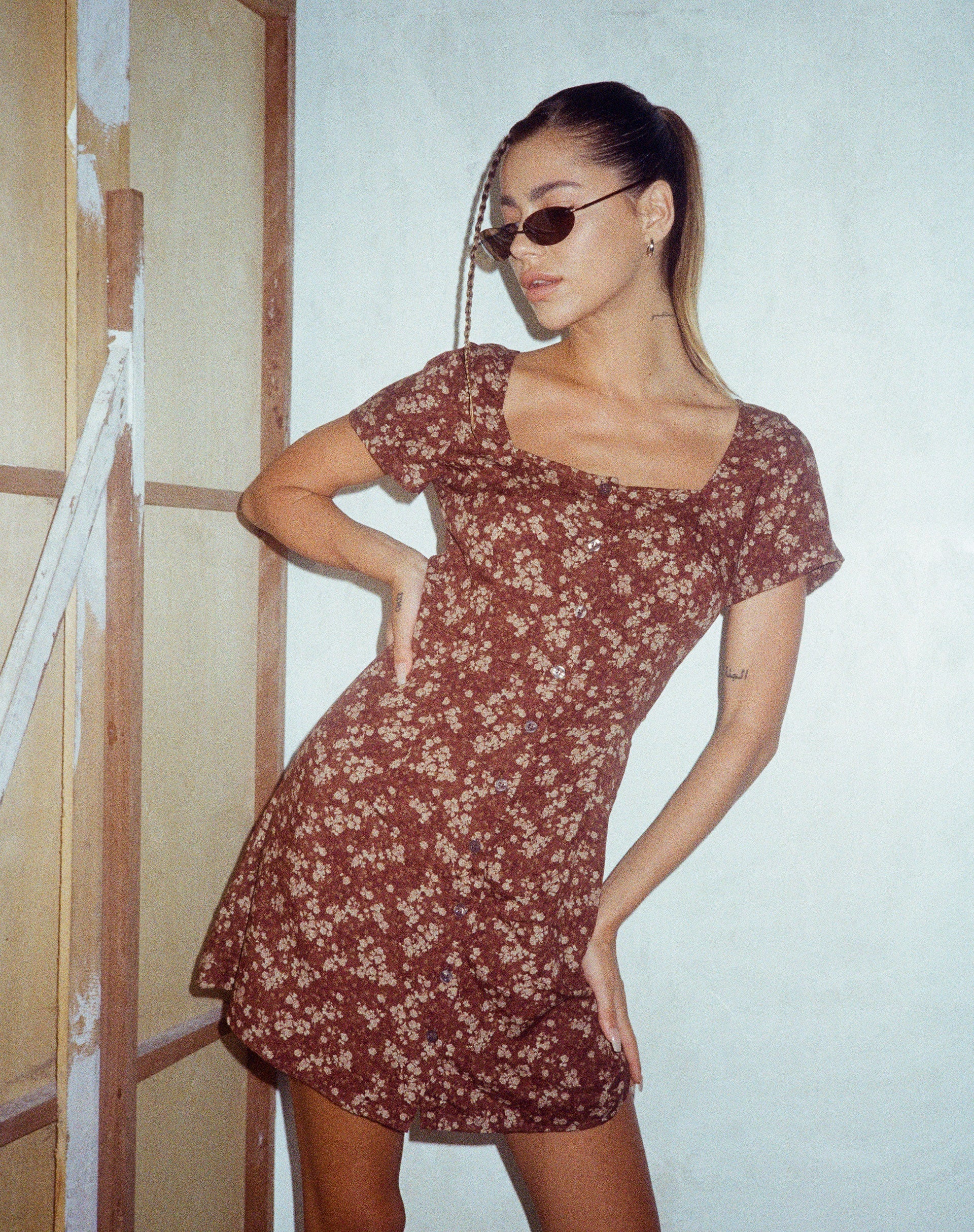IMAGE DE Zavacca Day Dress in Earthy Floral Brown (Robe de jour Zavacca en brun floral)