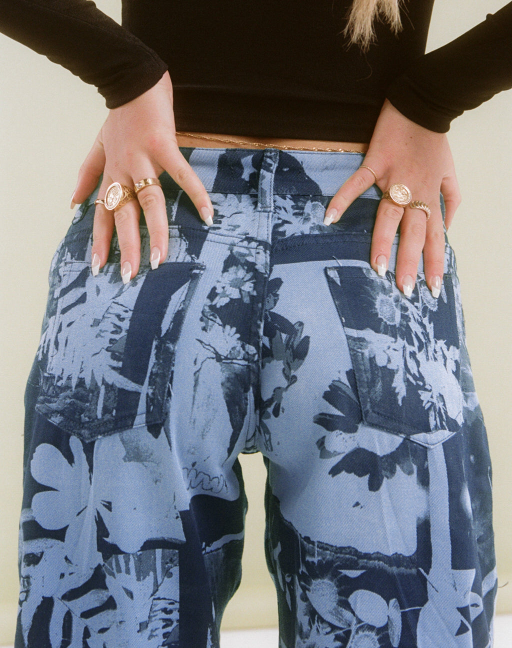 Motel x Olivia Neill Jean parallèle taille basse en Photo Collage Blue