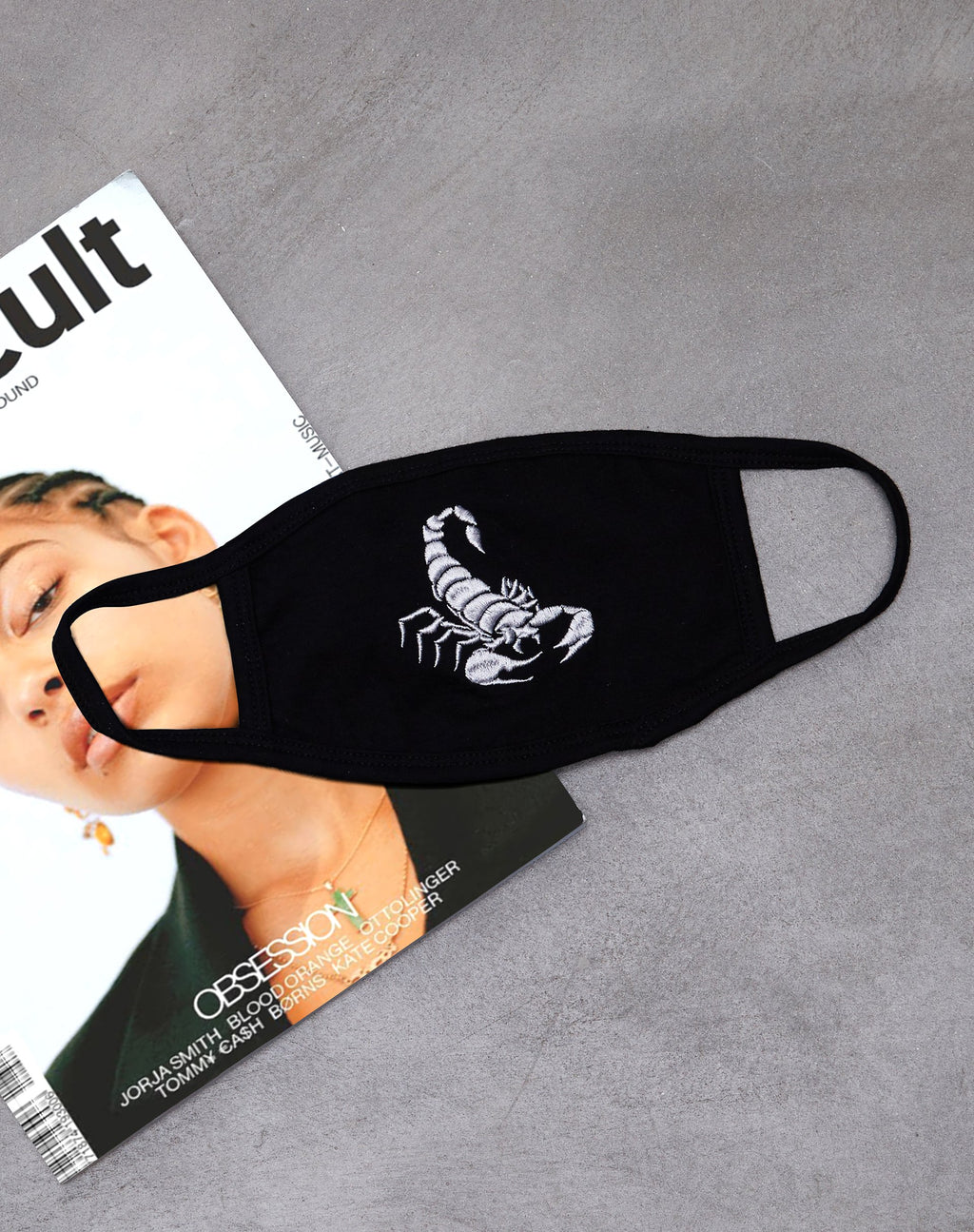 Masque en noir scorpion blanc brodé