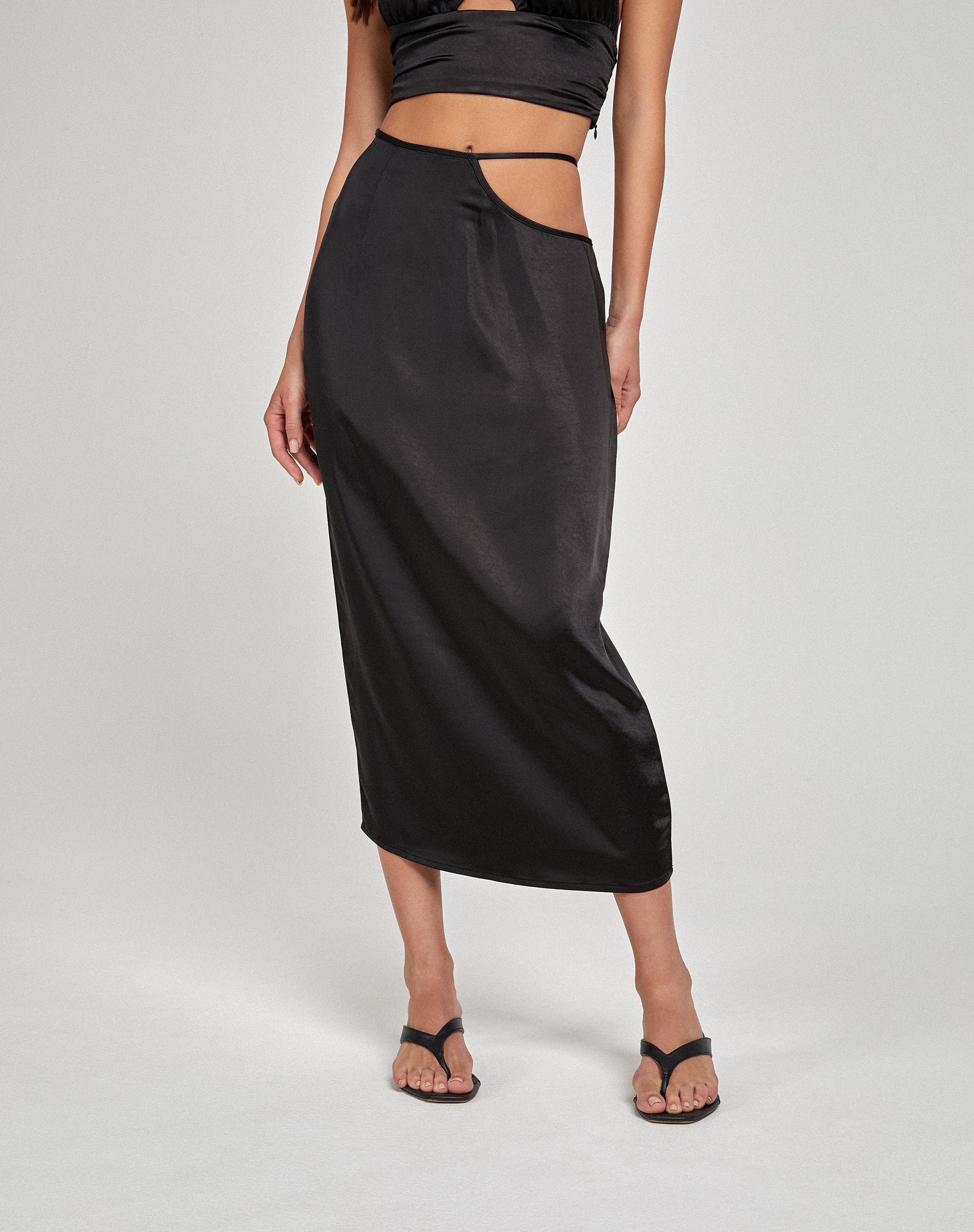Image de Jupe midi Gardy en satin noir
